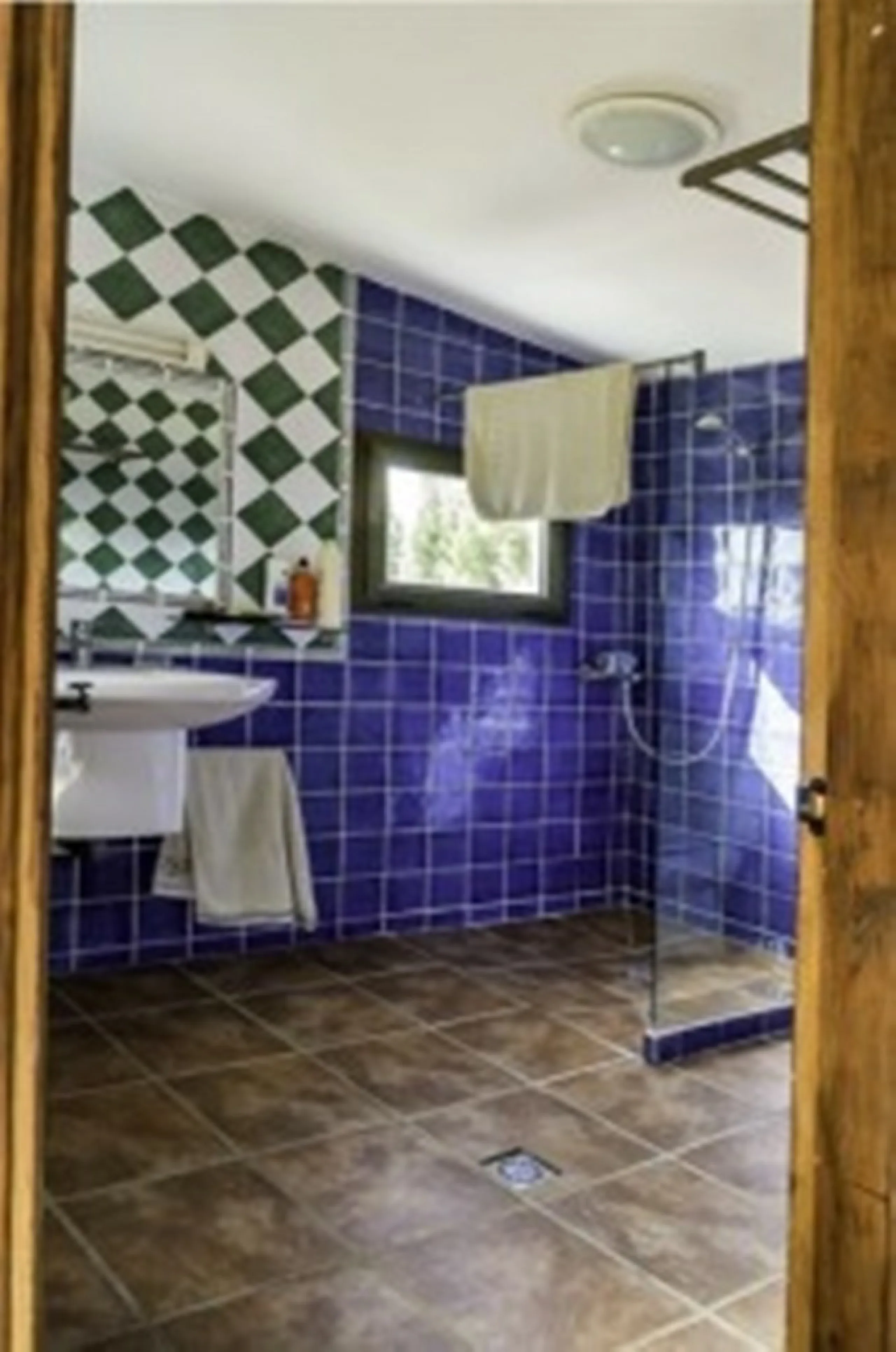 2278-V FANTASTIC FINCA FOR SALE on 70 000m2 of fenced plot, consists of many facilities in perfect condition, a house of 300m2 with living-dining room with fireplace, independent and furnished kitchen, 3 bedrooms, 3 bathrooms, plus a guest house of 100m2 