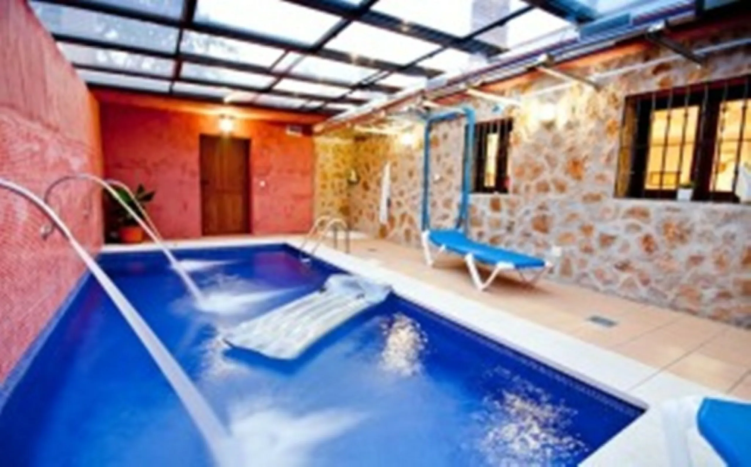 2278-V FANTASTIC FINCA FOR SALE on 70 000m2 of fenced plot, consists of many facilities in perfect condition, a house of 300m2 with living-dining room with fireplace, independent and furnished kitchen, 3 bedrooms, 3 bathrooms, plus a guest house of 100m2 