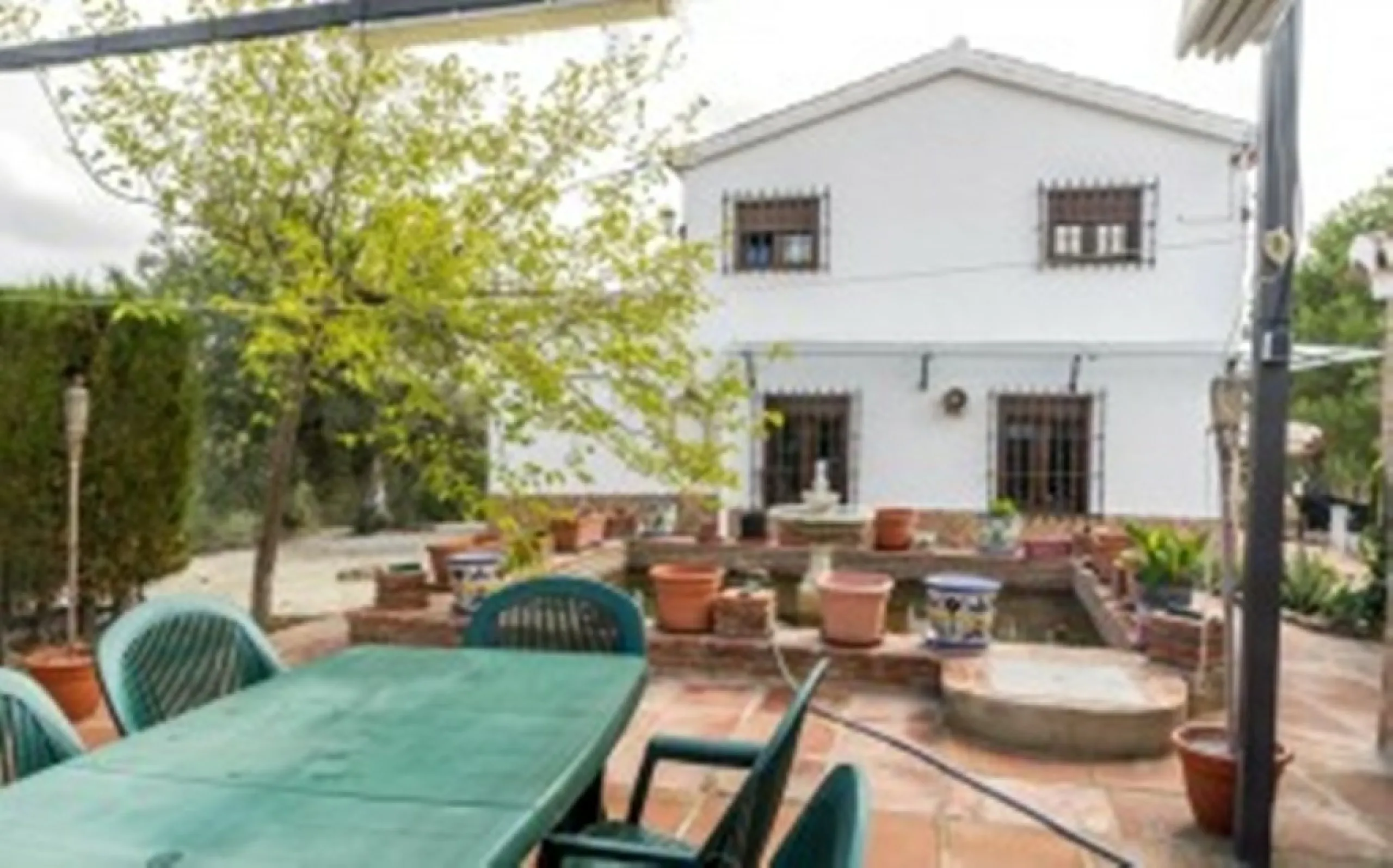 2278-V FANTASTIC FINCA FOR SALE on 70 000m2 of fenced plot, consists of many facilities in perfect condition, a house of 300m2 with living-dining room with fireplace, independent and furnished kitchen, 3 bedrooms, 3 bathrooms, plus a guest house of 100m2 