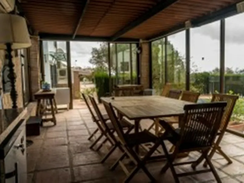 2278-V FANTASTIC FINCA FOR SALE on 70 000m2 of fenced plot, consists of many facilities in perfect condition, a house of 300m2 with living-dining room with fireplace, independent and furnished kitchen, 3 bedrooms, 3 bathrooms, plus a guest house of 100m2 