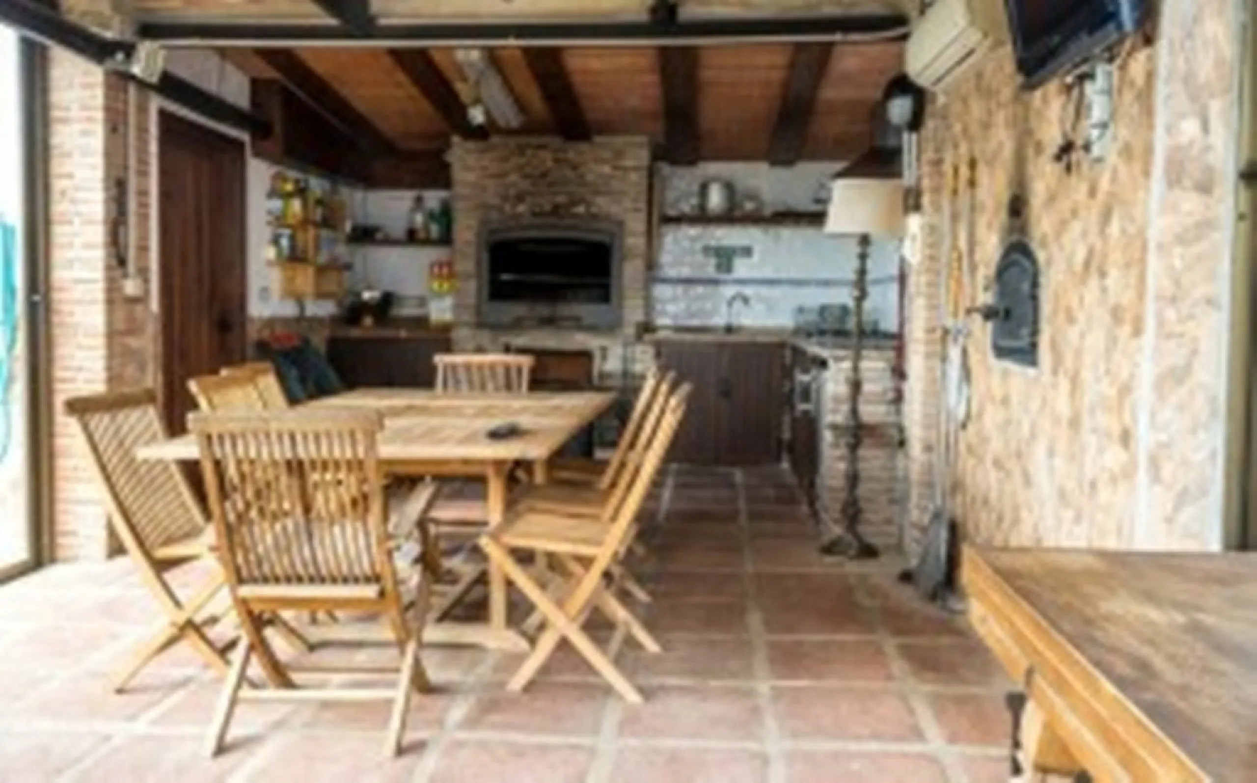 2278-V FANTASTIC FINCA FOR SALE on 70 000m2 of fenced plot, consists of many facilities in perfect condition, a house of 300m2 with living-dining room with fireplace, independent and furnished kitchen, 3 bedrooms, 3 bathrooms, plus a guest house of 100m2 