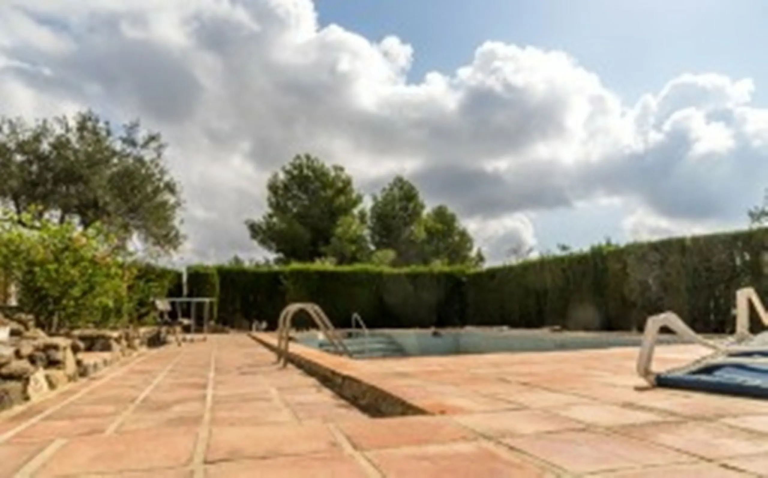 2278-V FANTASTIC FINCA FOR SALE on 70 000m2 of fenced plot, consists of many facilities in perfect condition, a house of 300m2 with living-dining room with fireplace, independent and furnished kitchen, 3 bedrooms, 3 bathrooms, plus a guest house of 100m2 