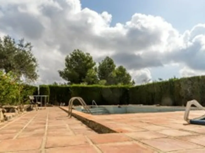 2278-V FANTASTIC FINCA FOR SALE on 70 000m2 of fenced plot, consists of many facilities in perfect condition, a house of 300m2 with living-dining room with fireplace, independent and furnished kitchen, 3 bedrooms, 3 bathrooms, plus a guest house of 100m2 
