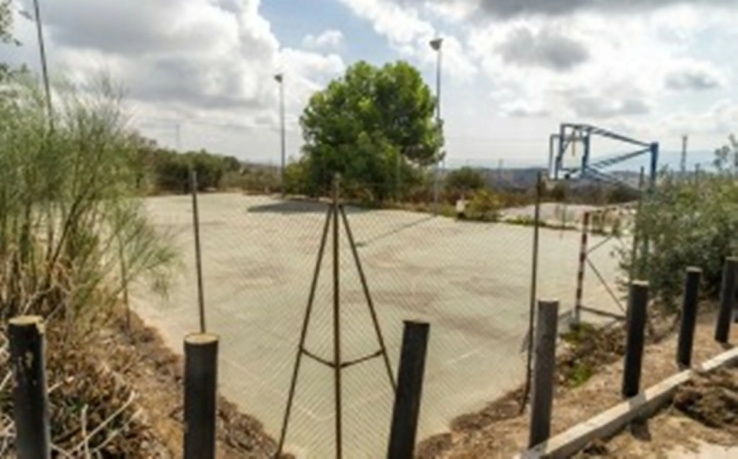 2278-V FANTASTIC FINCA FOR SALE on 70 000m2 of fenced plot, consists of many facilities in perfect condition, a house of 300m2 with living-dining room with fireplace, independent and furnished kitchen, 3 bedrooms, 3 bathrooms, plus a guest house of 100m2 