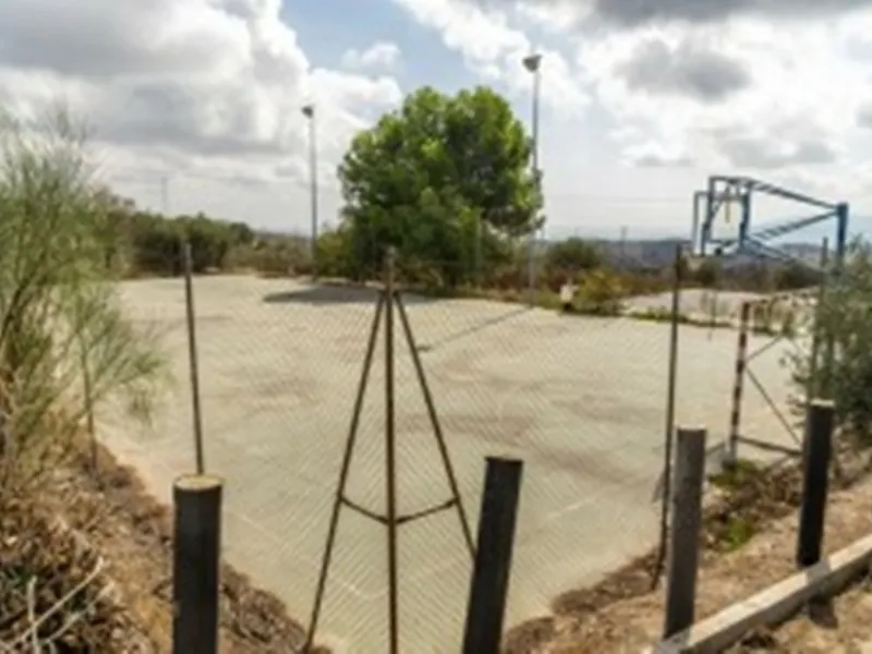 2278-V FANTASTIC FINCA FOR SALE on 70 000m2 of fenced plot, consists of many facilities in perfect condition, a house of 300m2 with living-dining room with fireplace, independent and furnished kitchen, 3 bedrooms, 3 bathrooms, plus a guest house of 100m2 