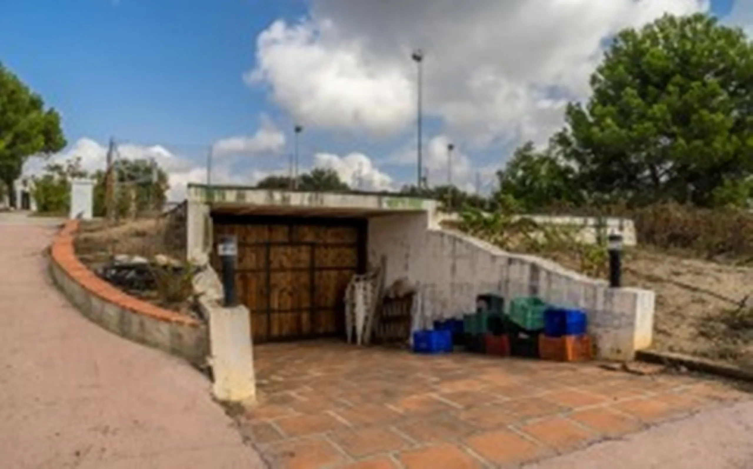 2278-V FANTASTIC FINCA FOR SALE on 70 000m2 of fenced plot, consists of many facilities in perfect condition, a house of 300m2 with living-dining room with fireplace, independent and furnished kitchen, 3 bedrooms, 3 bathrooms, plus a guest house of 100m2 