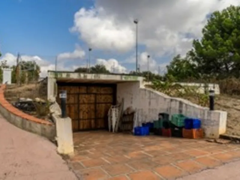 2278-V FANTASTIC FINCA FOR SALE on 70 000m2 of fenced plot, consists of many facilities in perfect condition, a house of 300m2 with living-dining room with fireplace, independent and furnished kitchen, 3 bedrooms, 3 bathrooms, plus a guest house of 100m2 
