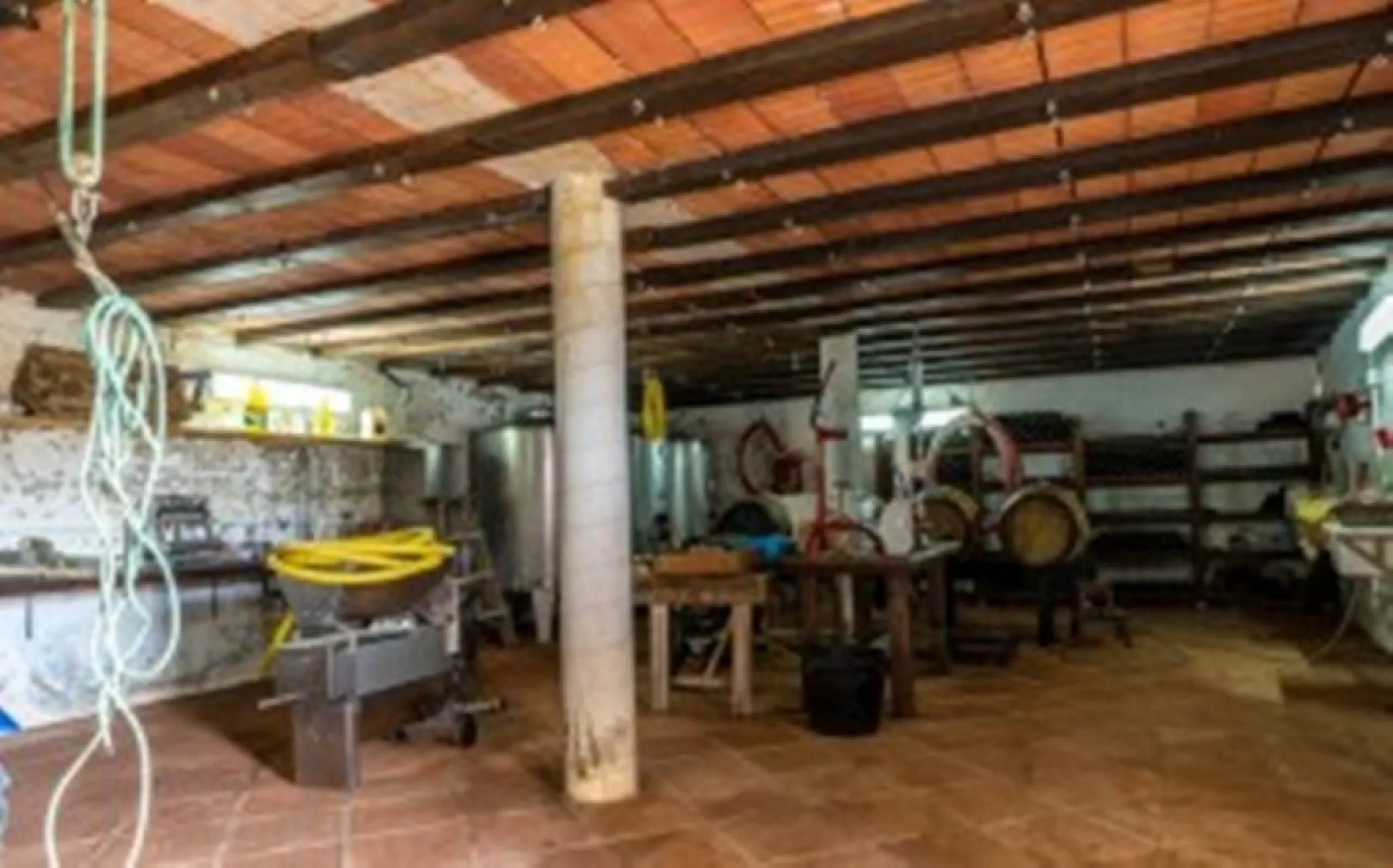 2278-V FANTASTIC FINCA FOR SALE on 70 000m2 of fenced plot, consists of many facilities in perfect condition, a house of 300m2 with living-dining room with fireplace, independent and furnished kitchen, 3 bedrooms, 3 bathrooms, plus a guest house of 100m2 