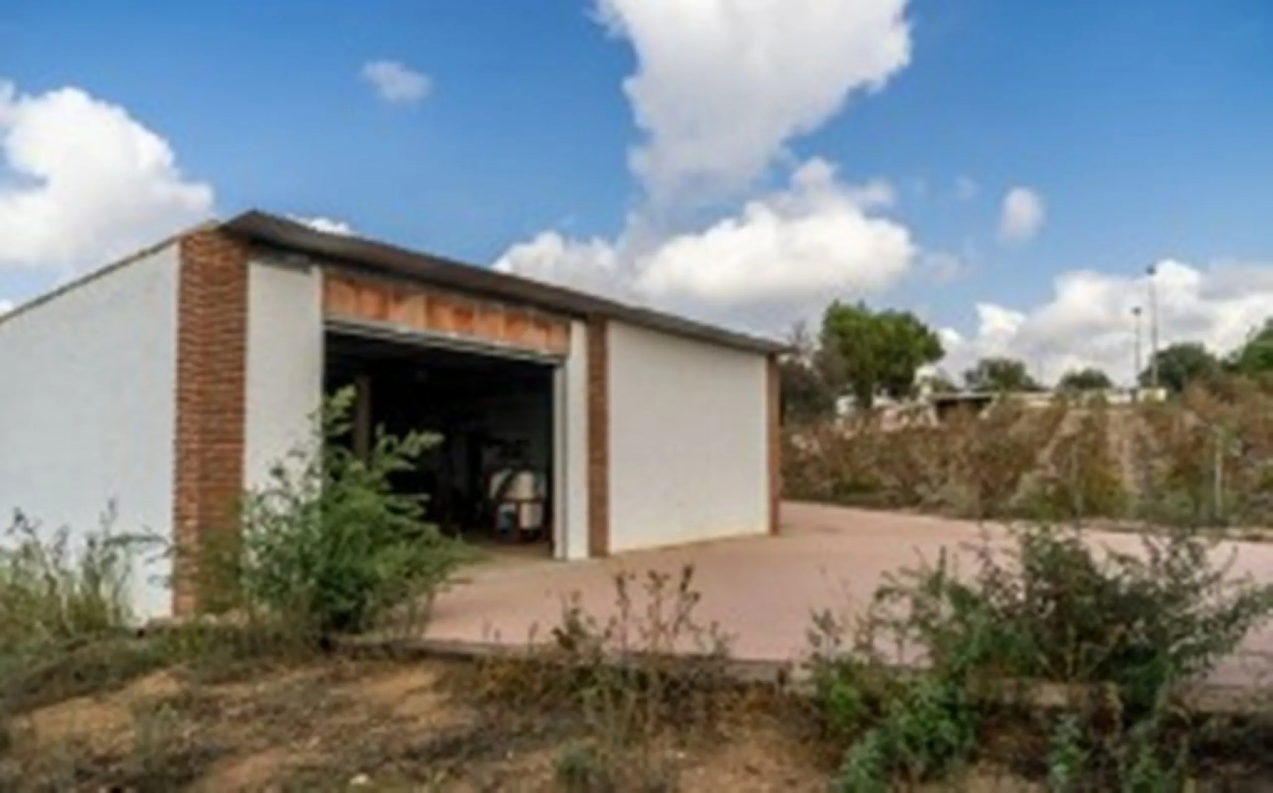 2278-V FANTASTIC FINCA FOR SALE on 70 000m2 of fenced plot, consists of many facilities in perfect condition, a house of 300m2 with living-dining room with fireplace, independent and furnished kitchen, 3 bedrooms, 3 bathrooms, plus a guest house of 100m2 