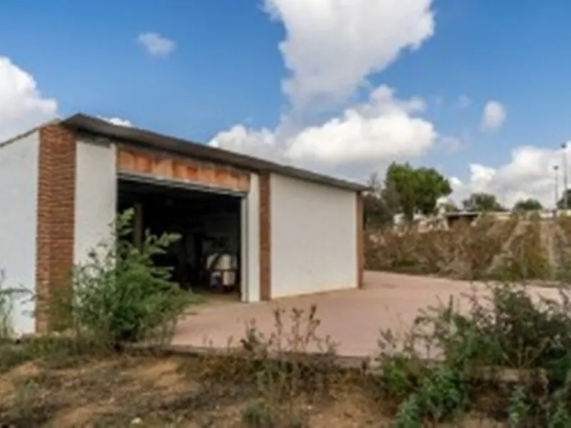 2278-V FANTASTIC FINCA FOR SALE on 70 000m2 of fenced plot, consists of many facilities in perfect condition, a house of 300m2 with living-dining room with fireplace, independent and furnished kitchen, 3 bedrooms, 3 bathrooms, plus a guest house of 100m2 