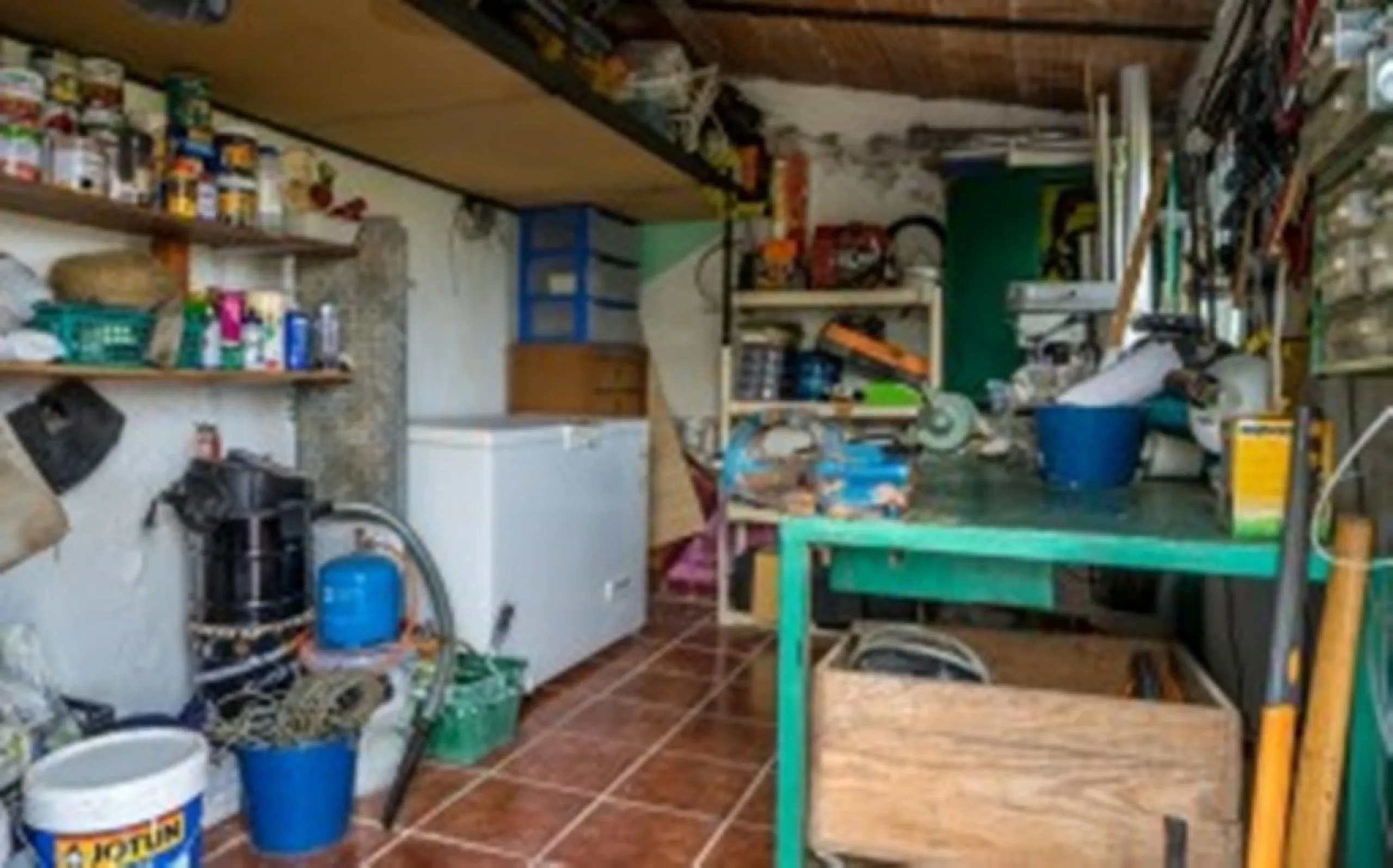 2278-V FANTASTIC FINCA FOR SALE on 70 000m2 of fenced plot, consists of many facilities in perfect condition, a house of 300m2 with living-dining room with fireplace, independent and furnished kitchen, 3 bedrooms, 3 bathrooms, plus a guest house of 100m2 
