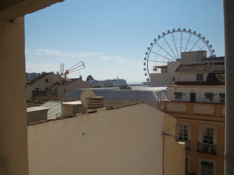 2017-V  MALAGA (Center) opportunity only in a building emblematic of the center of Malaga facing it Street Larios in a building historical of the century 18 protected i completely reformed in 2006 is sells precious floor of 86 m 2 in the fifth plant with 