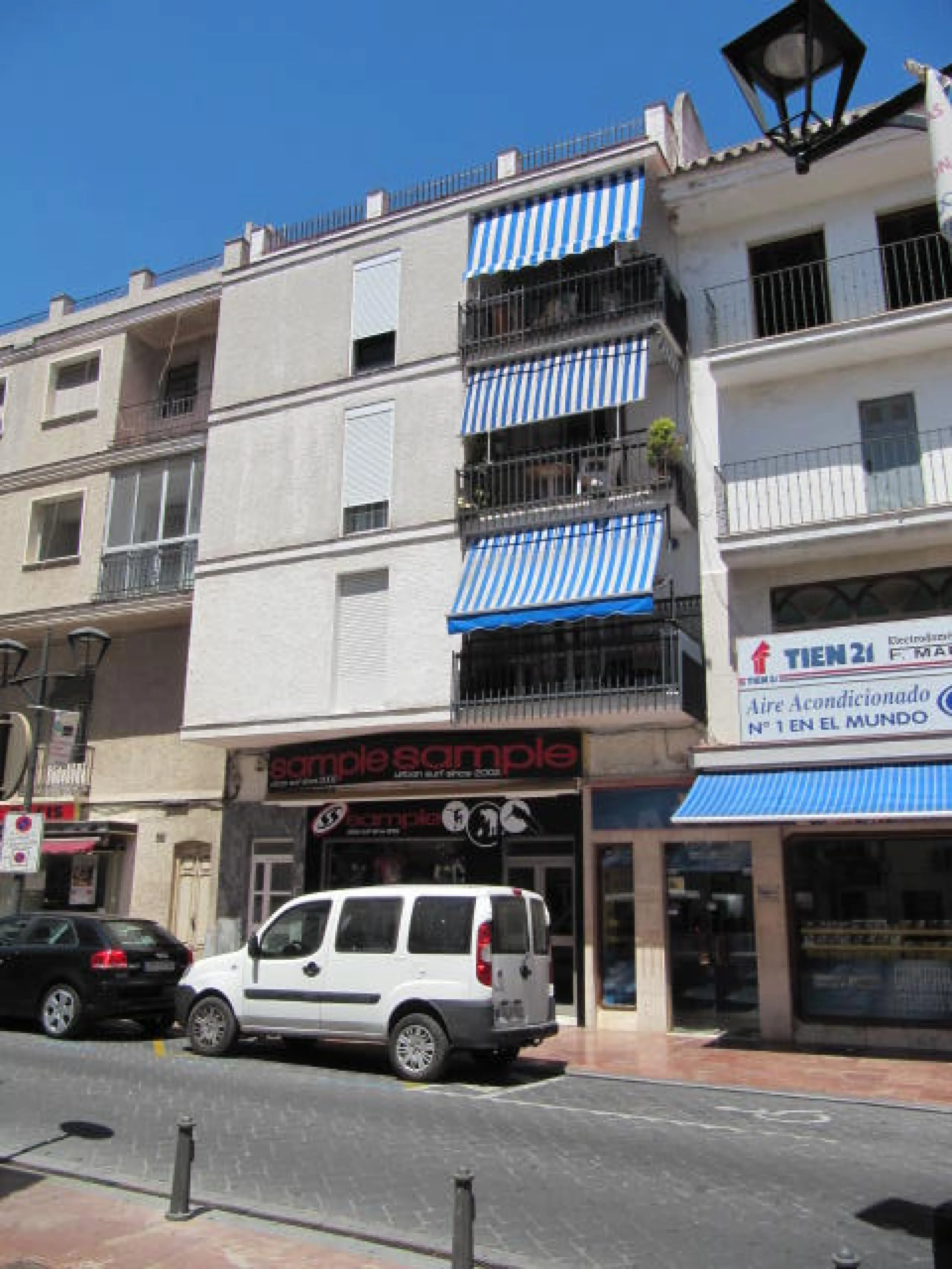 STREET TERRAZA.Magnificent house for sale in the center of the city. On the terrace of the street with total views on holidays to Easter, and very close to a square full of restaurants where you can have a drink. The apartment is in perfect condition and 
