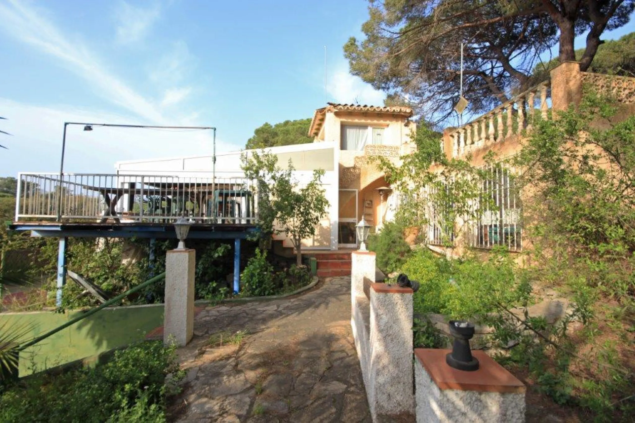 !THE LAST BEACH SIDE PLOTS IN MARBELLA EAST – A RARE INVESTMENT OPPORTUNITY!