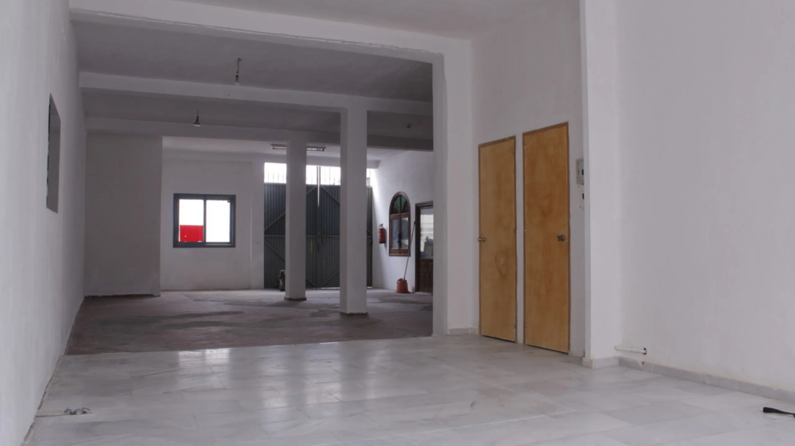 San Pedro Alcántara, commercial premises with garage area. Located in strategic commercial area, a few meters from the new Boulevar. The place has access by two streets. High potential in profitability or exploitation for any type of business. Possibility