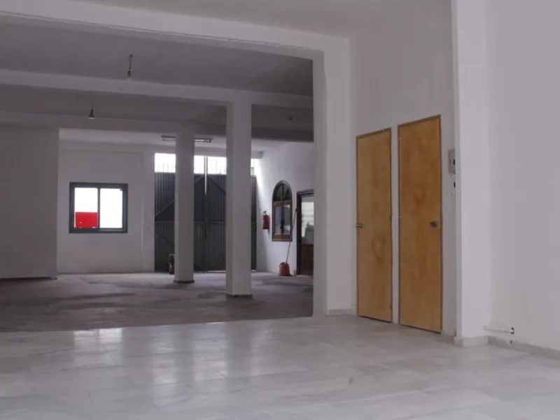 San Pedro Alcántara, commercial premises with garage area. Located in strategic commercial area, a few meters from the new Boulevar. The place has access by two streets. High potential in profitability or exploitation for any type of business. Possibility