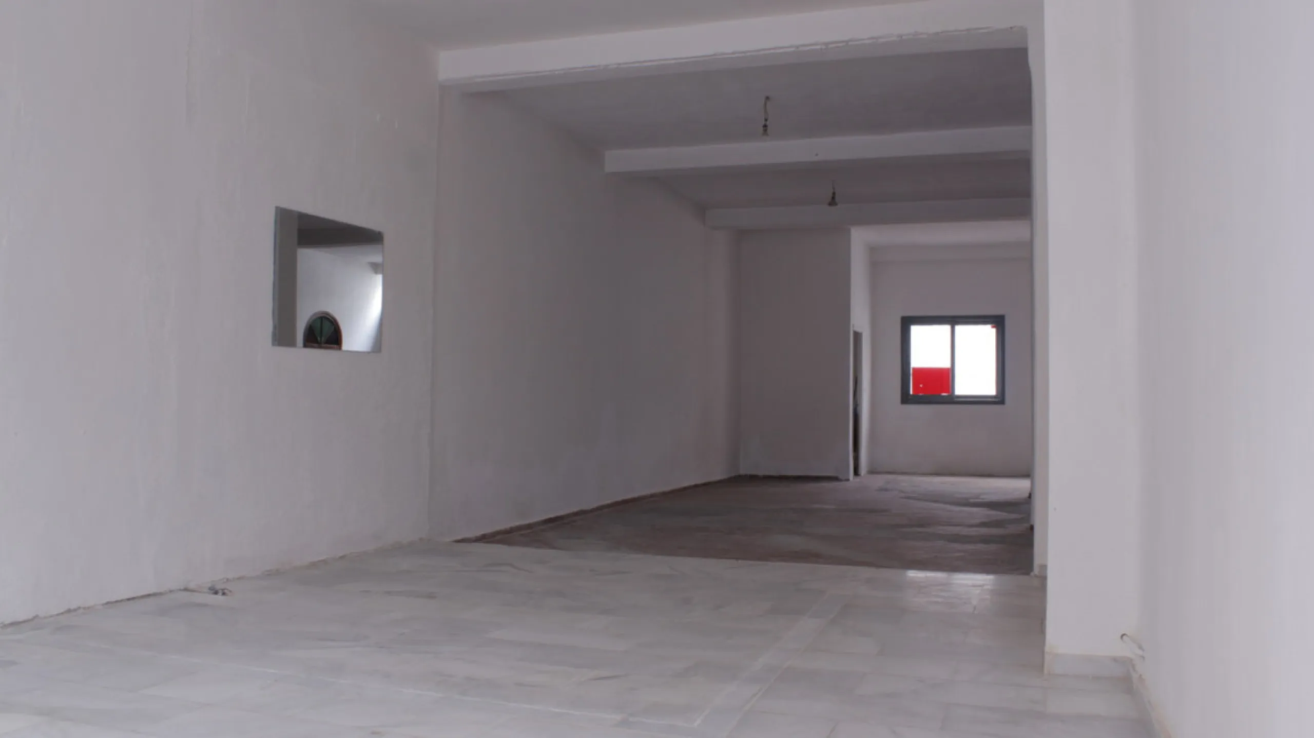 San Pedro Alcántara, commercial premises with garage area. Located in strategic commercial area, a few meters from the new Boulevar. The place has access by two streets. High potential in profitability or exploitation for any type of business. Possibility