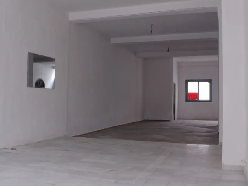 San Pedro Alcántara, commercial premises with garage area. Located in strategic commercial area, a few meters from the new Boulevar. The place has access by two streets. High potential in profitability or exploitation for any type of business. Possibility