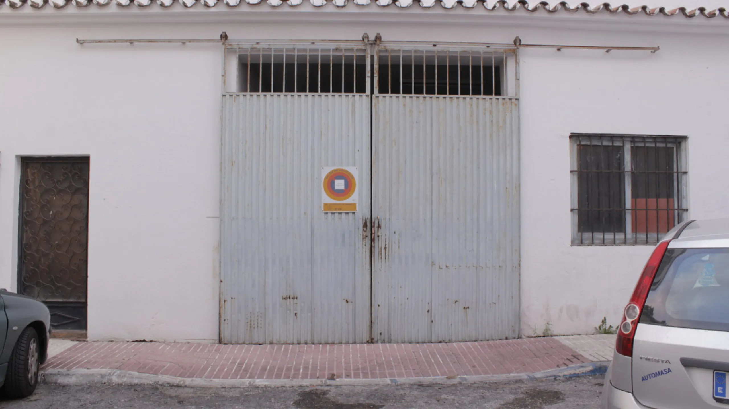 San Pedro Alcántara, commercial premises with garage area. Located in strategic commercial area, a few meters from the new Boulevar. The place has access by two streets. High potential in profitability or exploitation for any type of business. Possibility