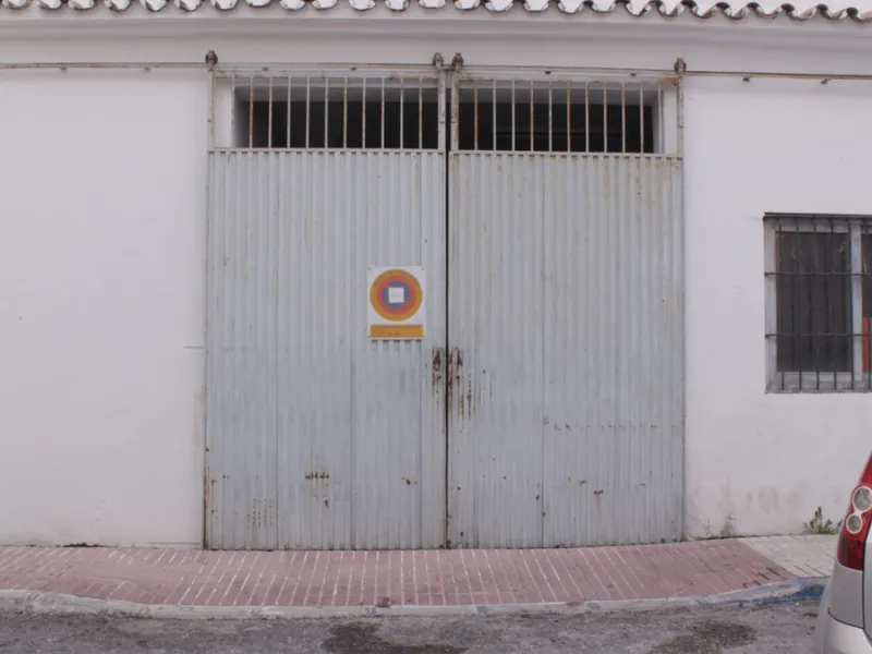 San Pedro Alcántara, commercial premises with garage area. Located in strategic commercial area, a few meters from the new Boulevar. The place has access by two streets. High potential in profitability or exploitation for any type of business. Possibility