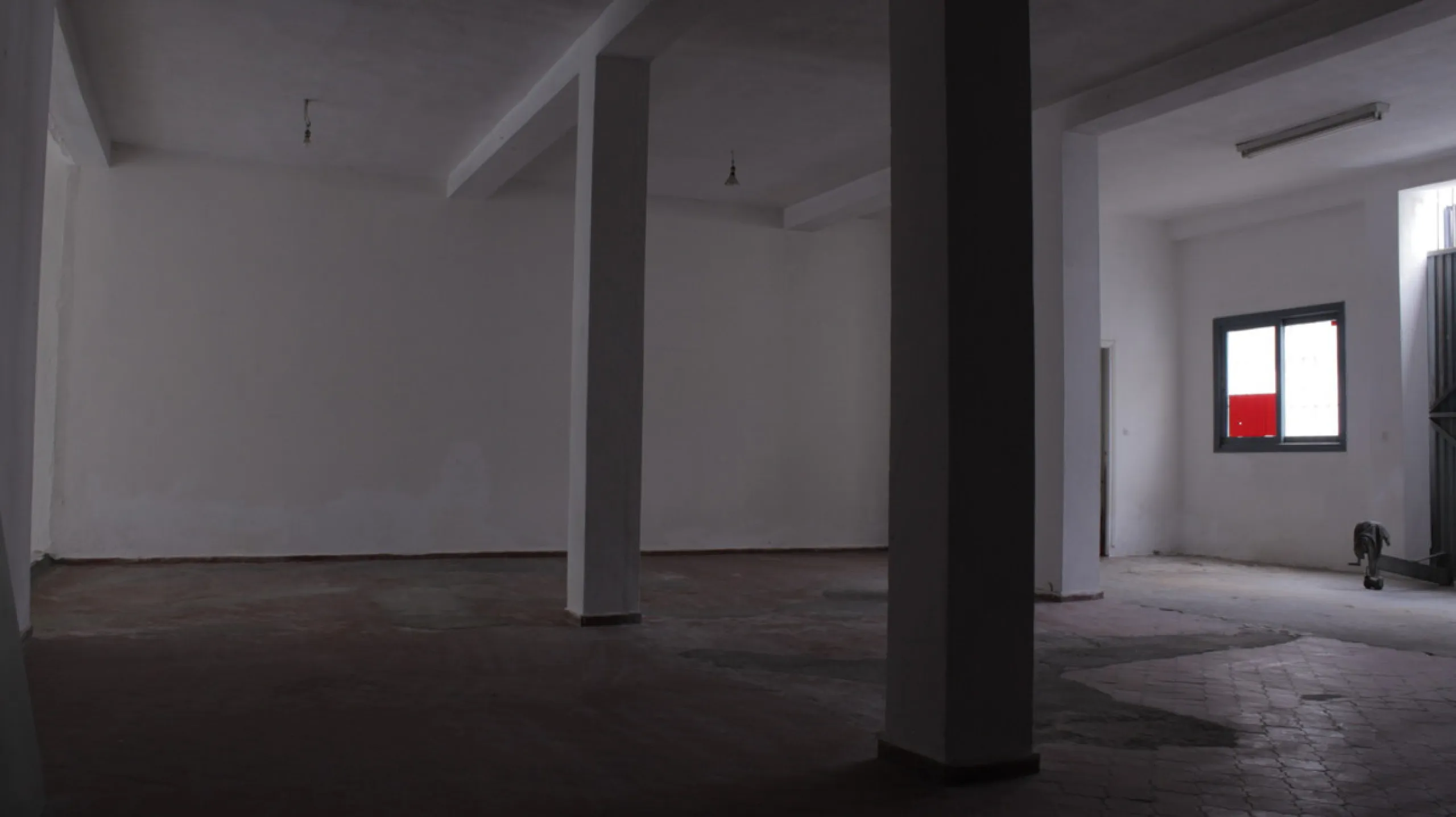 San Pedro Alcántara, commercial premises with garage area. Located in strategic commercial area, a few meters from the new Boulevar. The place has access by two streets. High potential in profitability or exploitation for any type of business. Possibility