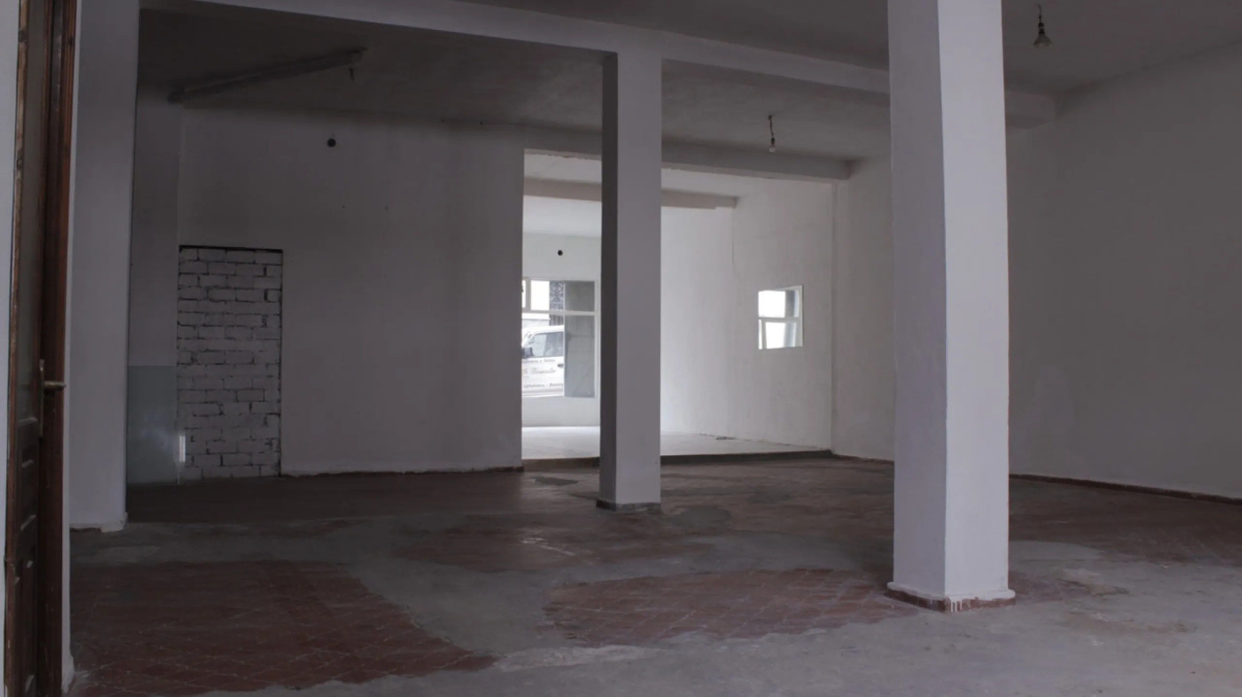 San Pedro Alcántara, commercial premises with garage area. Located in strategic commercial area, a few meters from the new Boulevar. The place has access by two streets. High potential in profitability or exploitation for any type of business. Possibility