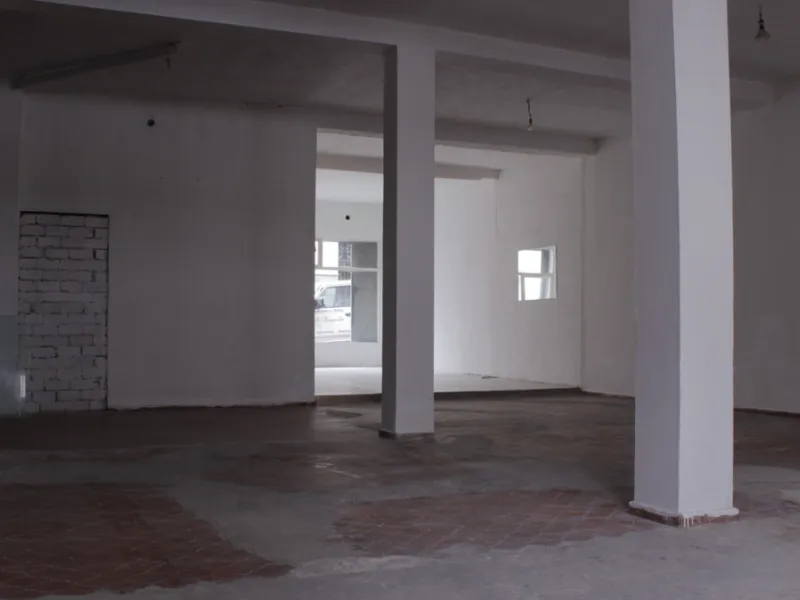 San Pedro Alcántara, commercial premises with garage area. Located in strategic commercial area, a few meters from the new Boulevar. The place has access by two streets. High potential in profitability or exploitation for any type of business. Possibility