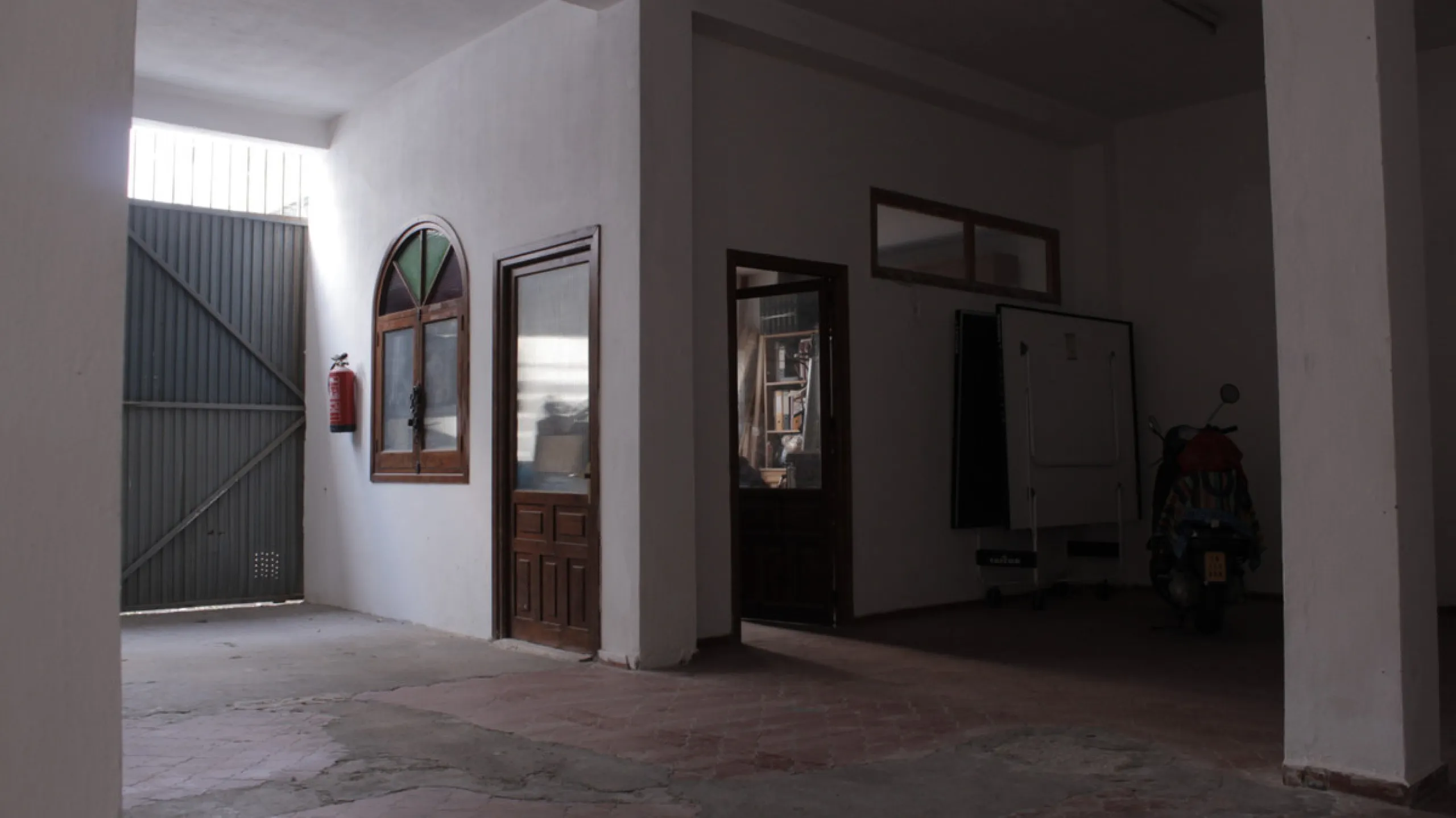 San Pedro Alcántara, commercial premises with garage area. Located in strategic commercial area, a few meters from the new Boulevar. The place has access by two streets. High potential in profitability or exploitation for any type of business. Possibility