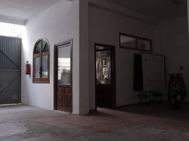 San Pedro Alcántara, commercial premises with garage area. Located in strategic commercial area, a few meters from the new Boulevar. The place has access by two streets. High potential in profitability or exploitation for any type of business. Possibility