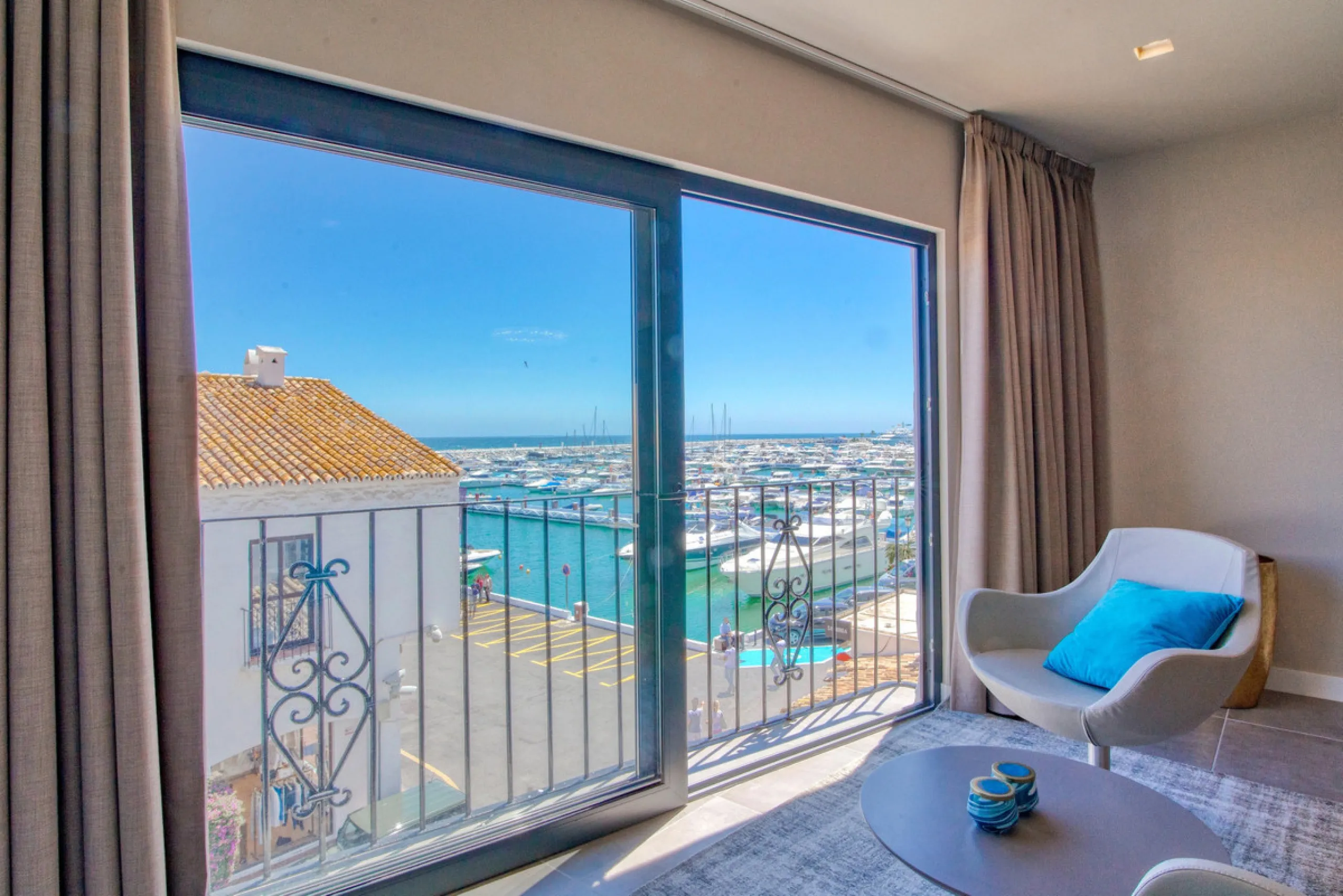 This is a simply beautiful apartment in the fashionable Marina of Puerto Banus with views over the harbour. Completely reformed to a very high standard, it comprises 2 spacious bedrooms, the Master having an ensuite bathroom and another guest bathroom, a 