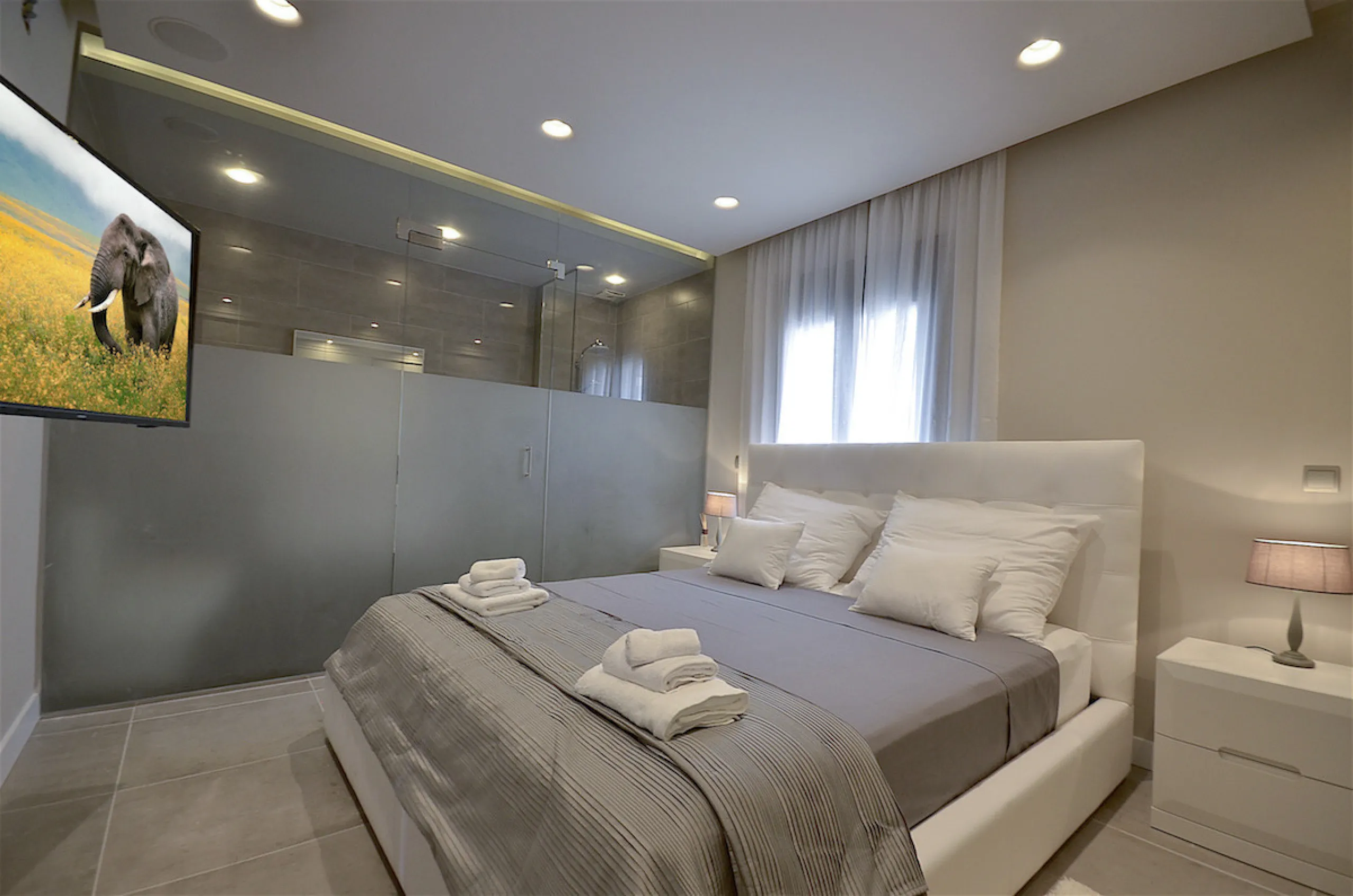 This is a simply beautiful apartment in the fashionable Marina of Puerto Banus with views over the harbour. Completely reformed to a very high standard, it comprises 2 spacious bedrooms, the Master having an ensuite bathroom and another guest bathroom, a 