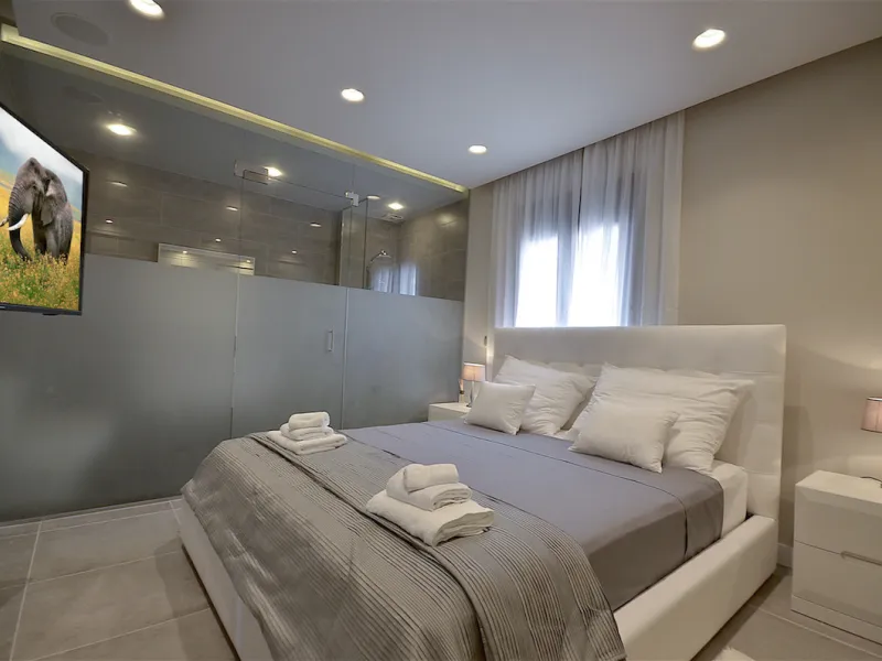 This is a simply beautiful apartment in the fashionable Marina of Puerto Banus with views over the harbour. Completely reformed to a very high standard, it comprises 2 spacious bedrooms, the Master having an ensuite bathroom and another guest bathroom, a 