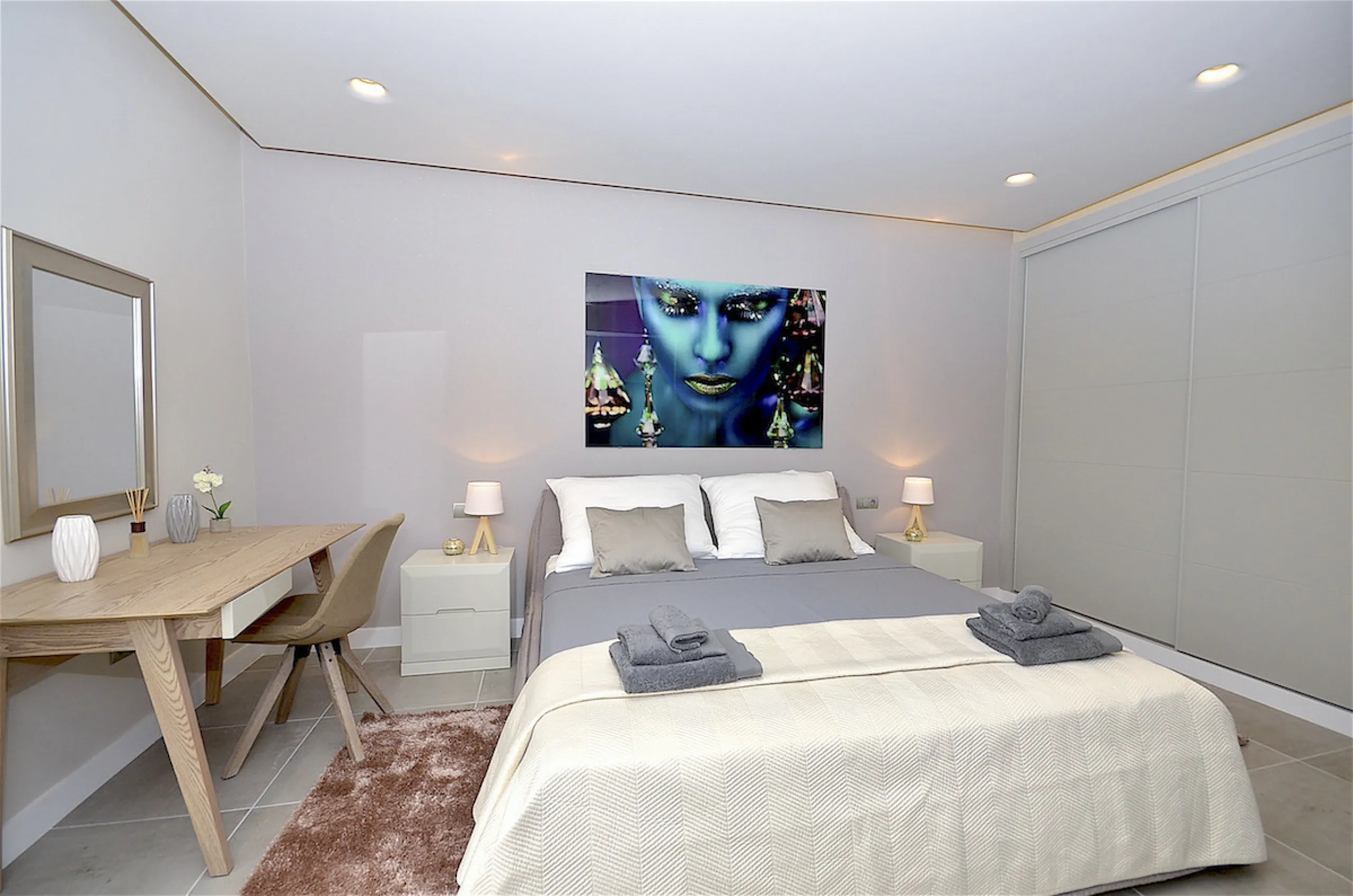 This is a simply beautiful apartment in the fashionable Marina of Puerto Banus with views over the harbour. Completely reformed to a very high standard, it comprises 2 spacious bedrooms, the Master having an ensuite bathroom and another guest bathroom, a 