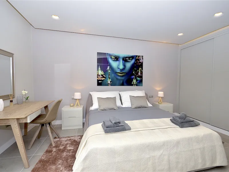 This is a simply beautiful apartment in the fashionable Marina of Puerto Banus with views over the harbour. Completely reformed to a very high standard, it comprises 2 spacious bedrooms, the Master having an ensuite bathroom and another guest bathroom, a 