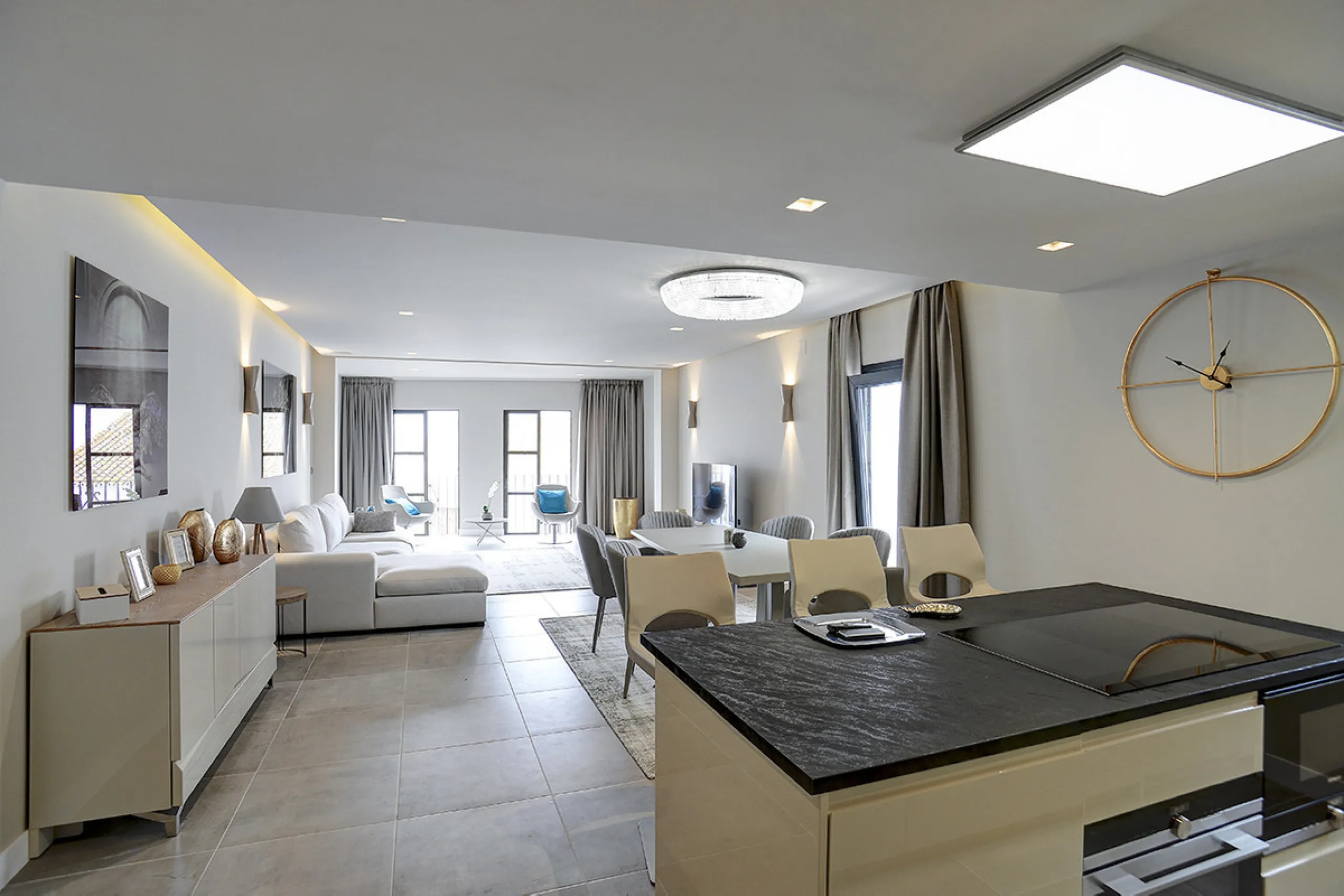 This is a simply beautiful apartment in the fashionable Marina of Puerto Banus with views over the harbour. Completely reformed to a very high standard, it comprises 2 spacious bedrooms, the Master having an ensuite bathroom and another guest bathroom, a 