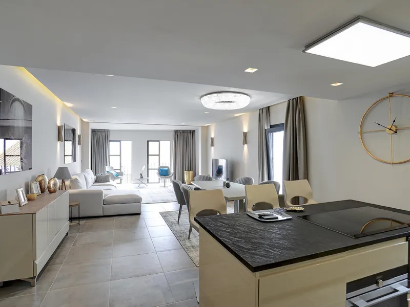 This is a simply beautiful apartment in the fashionable Marina of Puerto Banus with views over the harbour. Completely reformed to a very high standard, it comprises 2 spacious bedrooms, the Master having an ensuite bathroom and another guest bathroom, a 