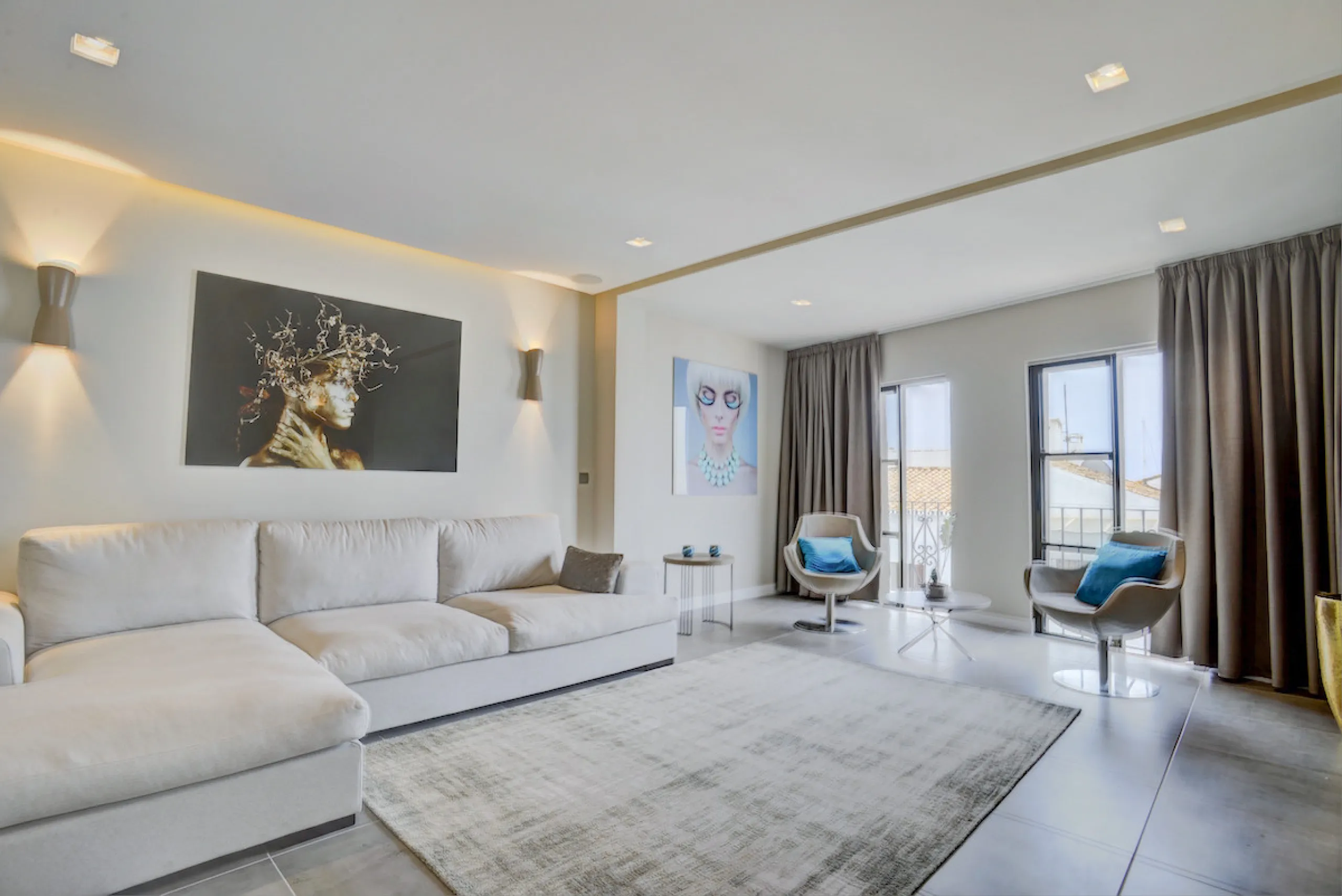 This is a simply beautiful apartment in the fashionable Marina of Puerto Banus with views over the harbour. Completely reformed to a very high standard, it comprises 2 spacious bedrooms, the Master having an ensuite bathroom and another guest bathroom, a 