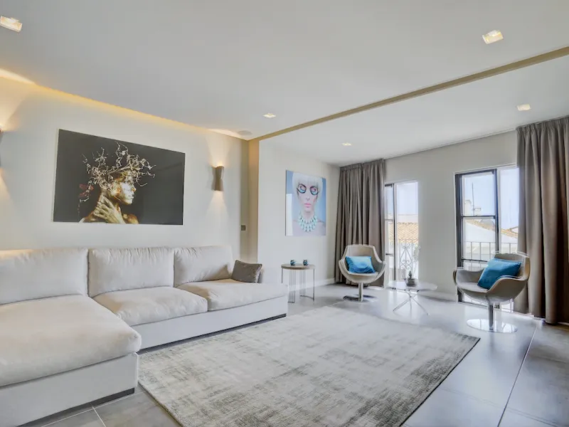 This is a simply beautiful apartment in the fashionable Marina of Puerto Banus with views over the harbour. Completely reformed to a very high standard, it comprises 2 spacious bedrooms, the Master having an ensuite bathroom and another guest bathroom, a 