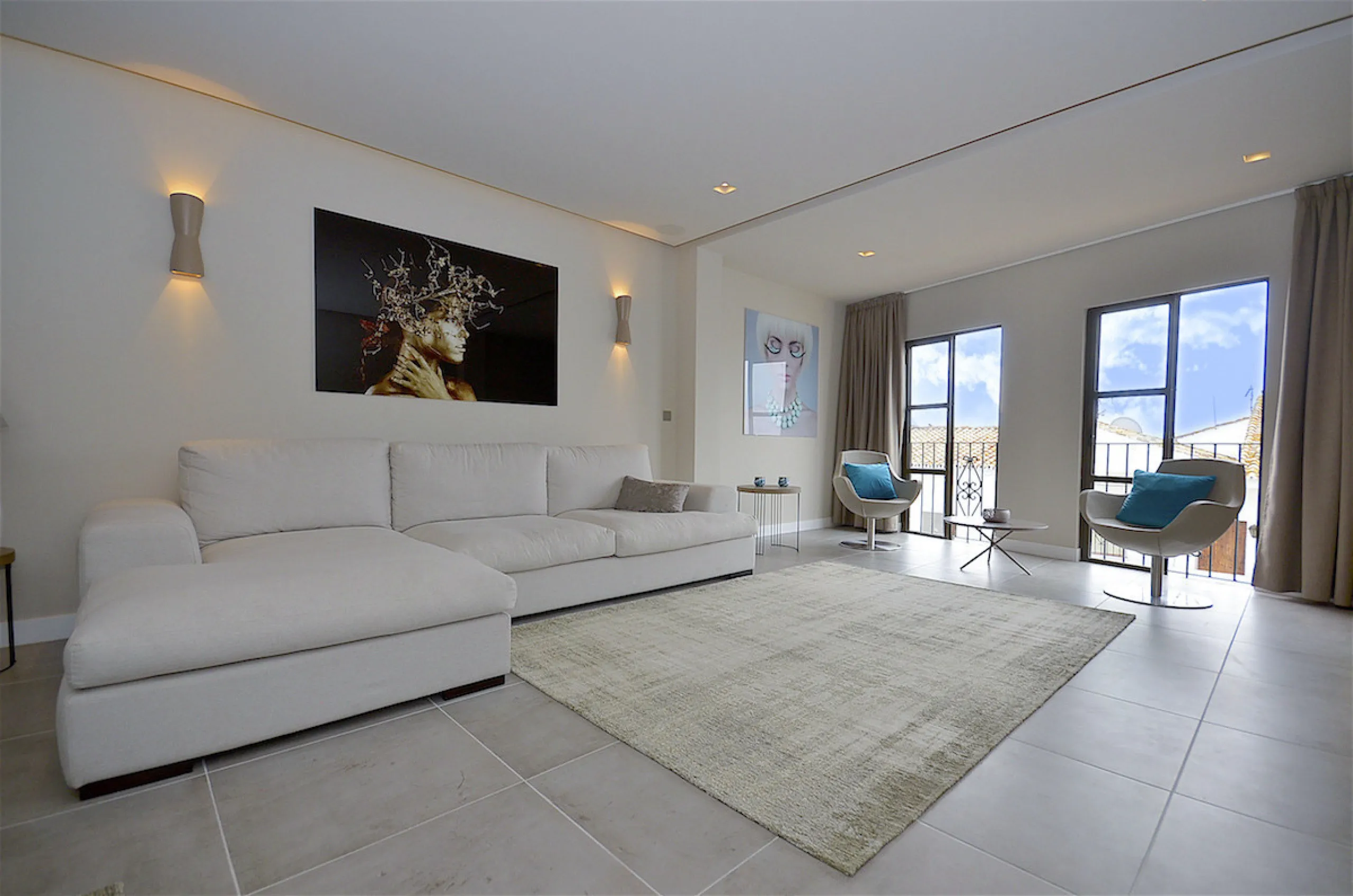 This is a simply beautiful apartment in the fashionable Marina of Puerto Banus with views over the harbour. Completely reformed to a very high standard, it comprises 2 spacious bedrooms, the Master having an ensuite bathroom and another guest bathroom, a 