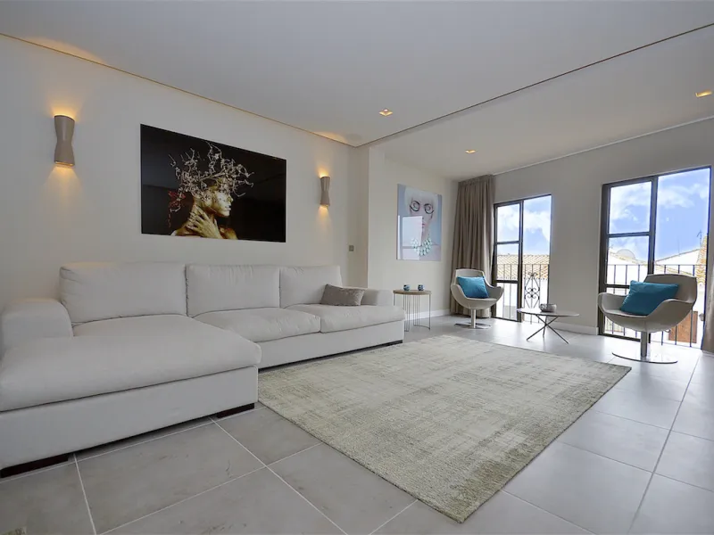 This is a simply beautiful apartment in the fashionable Marina of Puerto Banus with views over the harbour. Completely reformed to a very high standard, it comprises 2 spacious bedrooms, the Master having an ensuite bathroom and another guest bathroom, a 