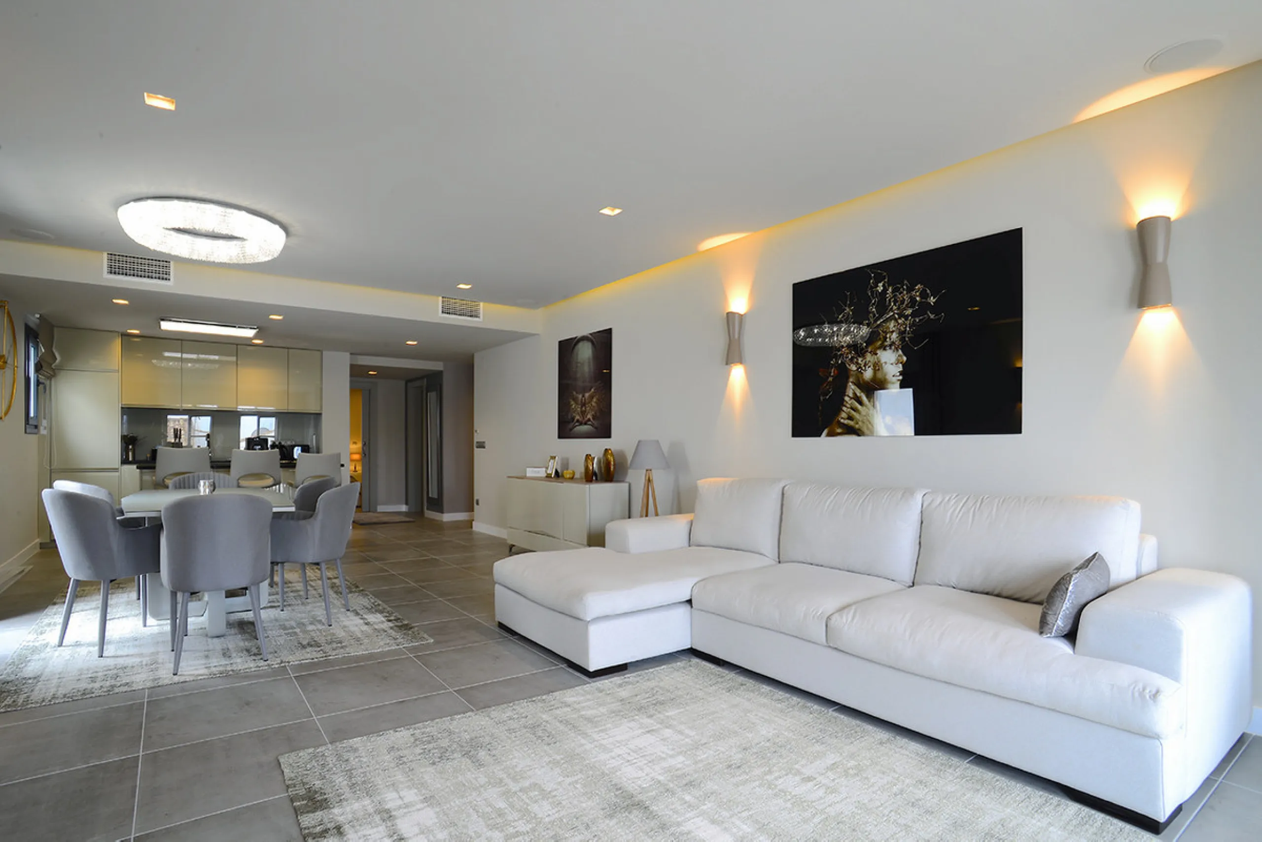 This is a simply beautiful apartment in the fashionable Marina of Puerto Banus with views over the harbour. Completely reformed to a very high standard, it comprises 2 spacious bedrooms, the Master having an ensuite bathroom and another guest bathroom, a 