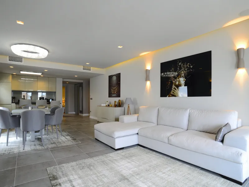 This is a simply beautiful apartment in the fashionable Marina of Puerto Banus with views over the harbour. Completely reformed to a very high standard, it comprises 2 spacious bedrooms, the Master having an ensuite bathroom and another guest bathroom, a 