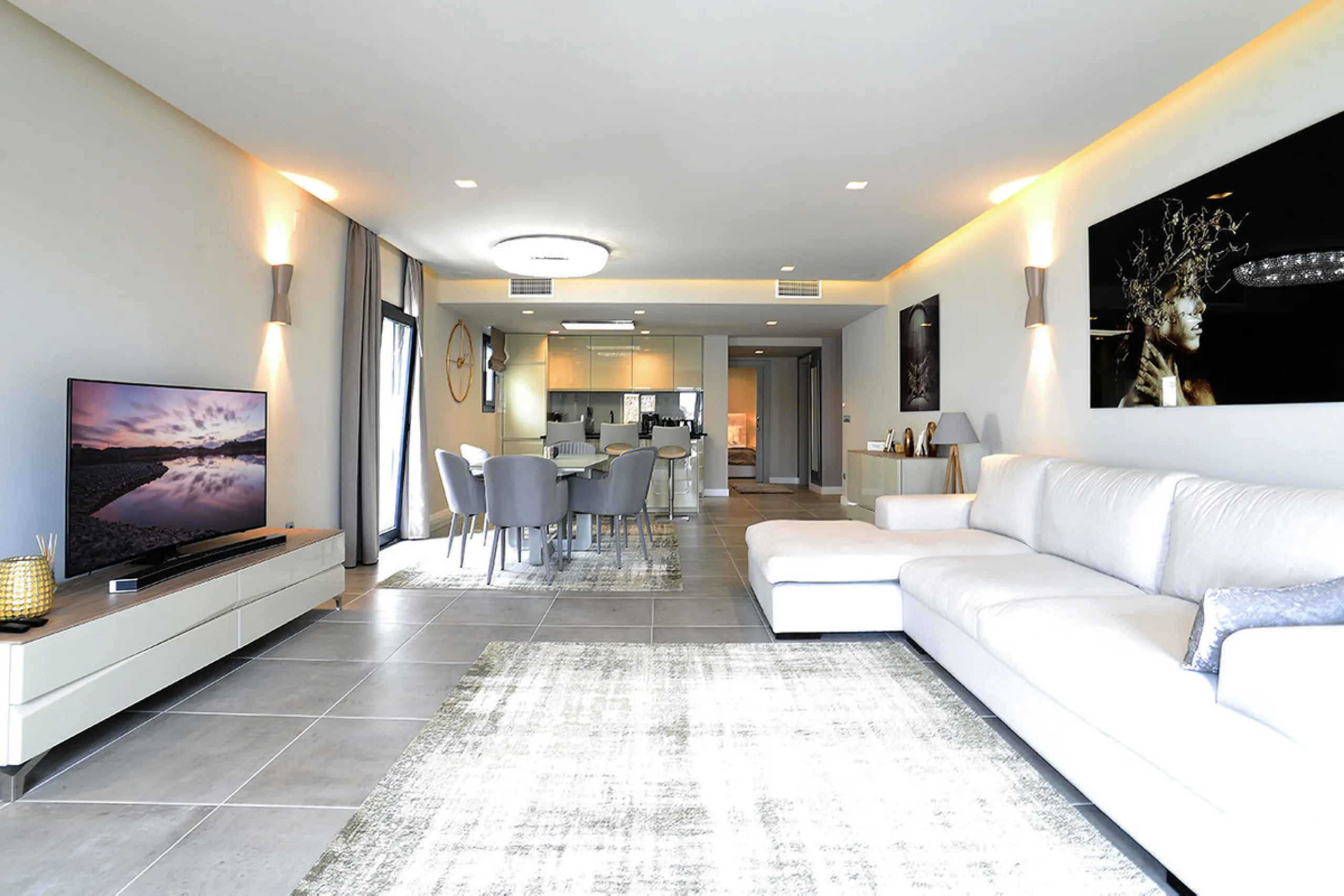 This is a simply beautiful apartment in the fashionable Marina of Puerto Banus with views over the harbour. Completely reformed to a very high standard, it comprises 2 spacious bedrooms, the Master having an ensuite bathroom and another guest bathroom, a 