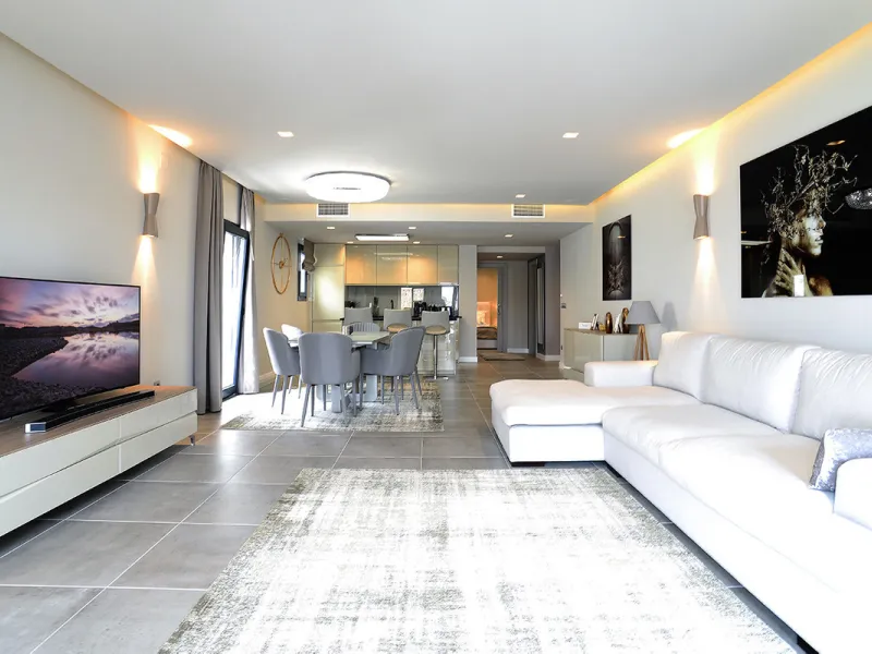 This is a simply beautiful apartment in the fashionable Marina of Puerto Banus with views over the harbour. Completely reformed to a very high standard, it comprises 2 spacious bedrooms, the Master having an ensuite bathroom and another guest bathroom, a 