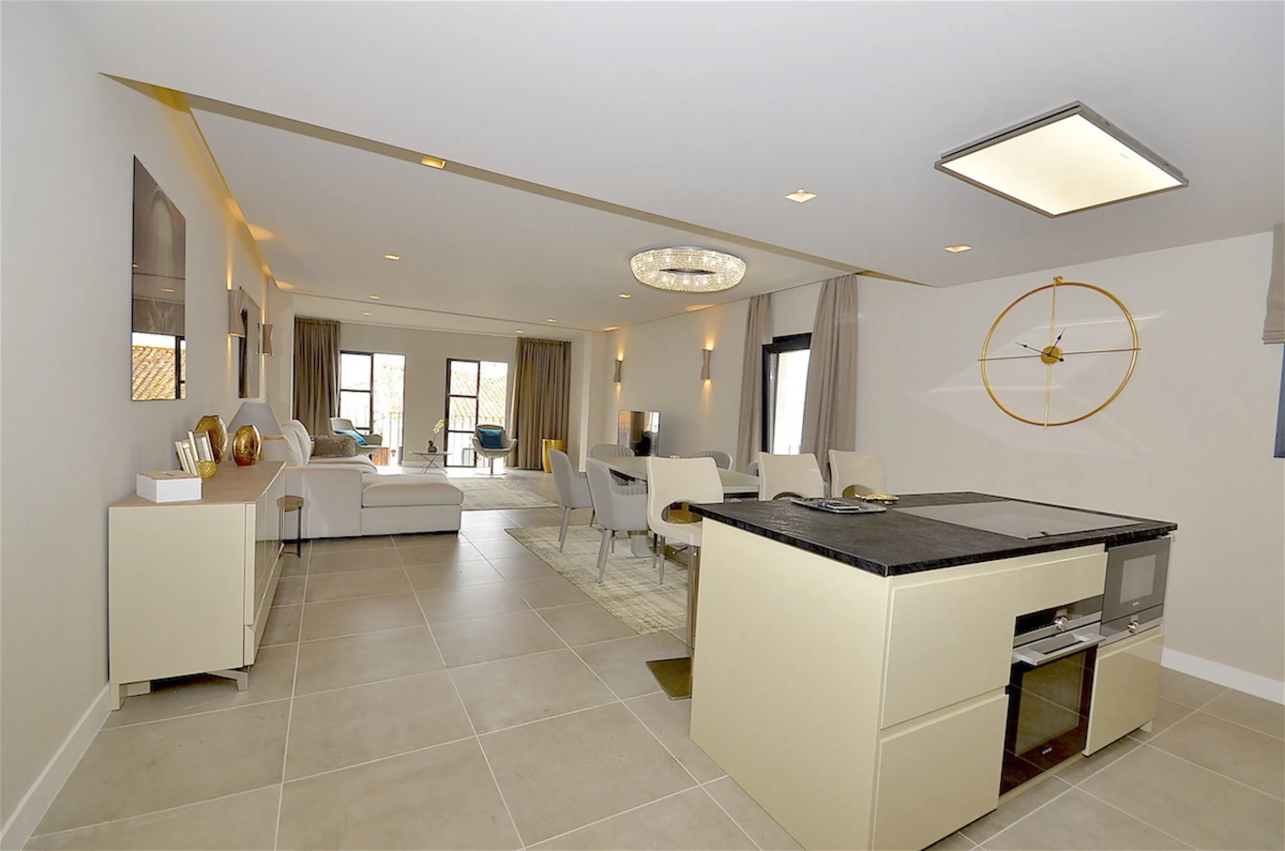 This is a simply beautiful apartment in the fashionable Marina of Puerto Banus with views over the harbour. Completely reformed to a very high standard, it comprises 2 spacious bedrooms, the Master having an ensuite bathroom and another guest bathroom, a 