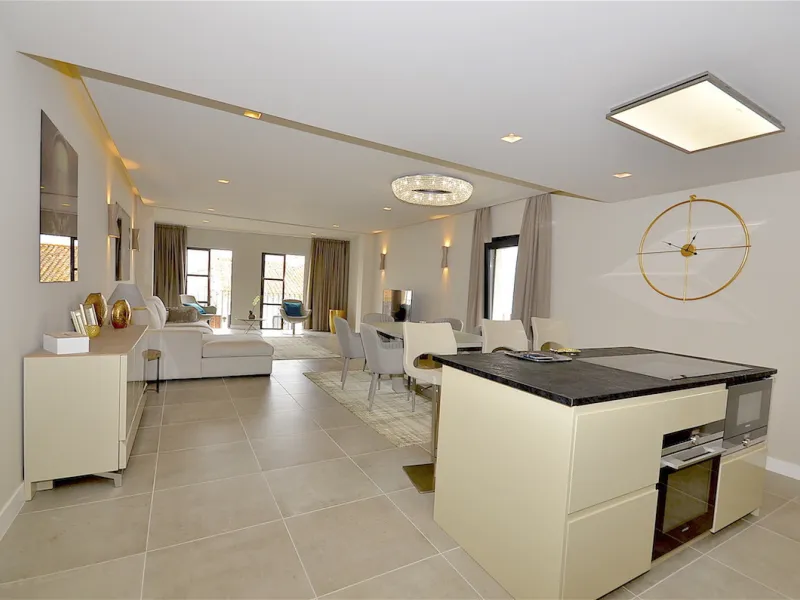 This is a simply beautiful apartment in the fashionable Marina of Puerto Banus with views over the harbour. Completely reformed to a very high standard, it comprises 2 spacious bedrooms, the Master having an ensuite bathroom and another guest bathroom, a 