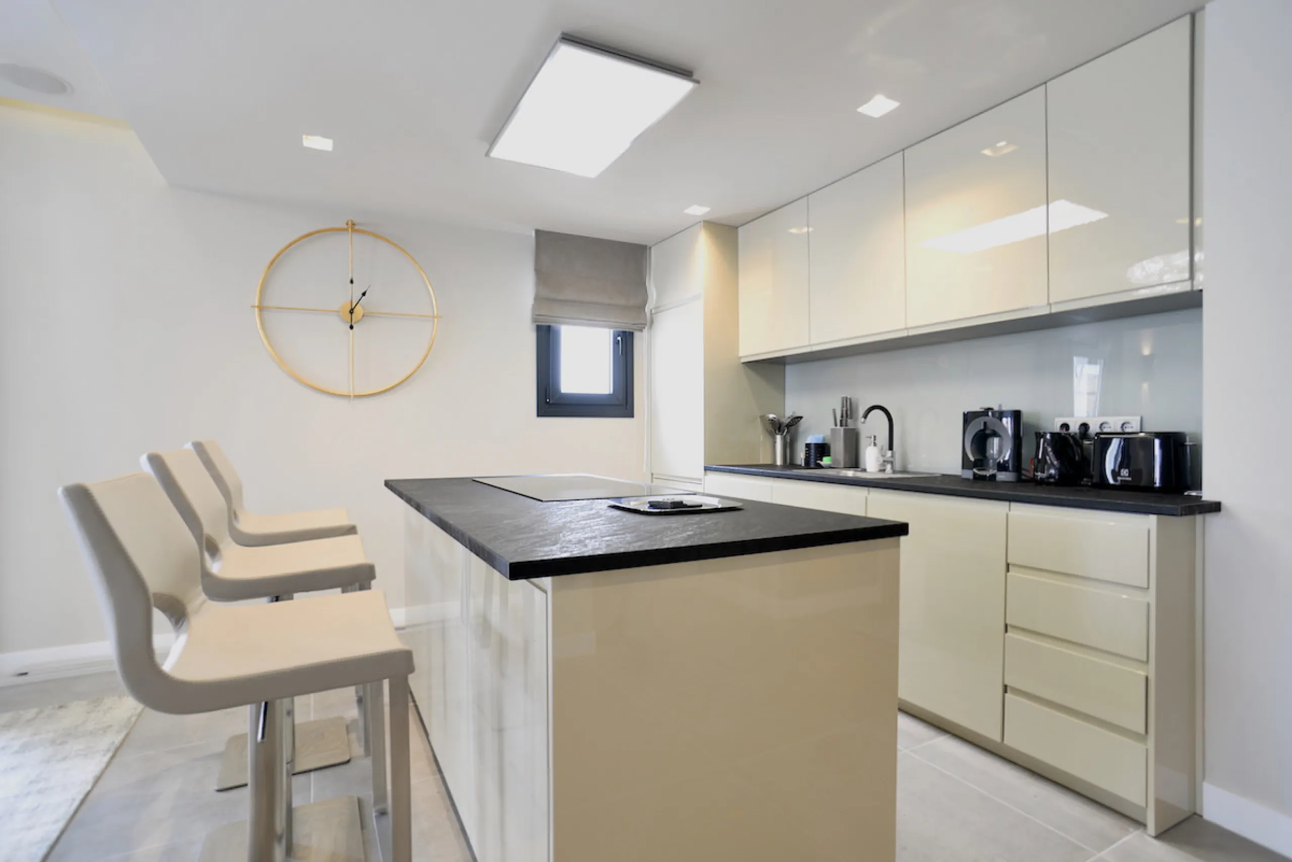 This is a simply beautiful apartment in the fashionable Marina of Puerto Banus with views over the harbour. Completely reformed to a very high standard, it comprises 2 spacious bedrooms, the Master having an ensuite bathroom and another guest bathroom, a 