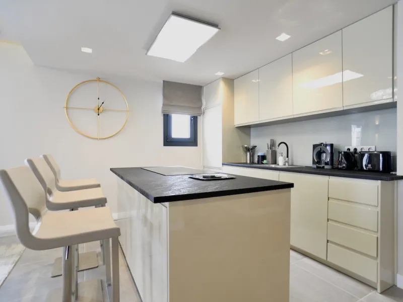 This is a simply beautiful apartment in the fashionable Marina of Puerto Banus with views over the harbour. Completely reformed to a very high standard, it comprises 2 spacious bedrooms, the Master having an ensuite bathroom and another guest bathroom, a 