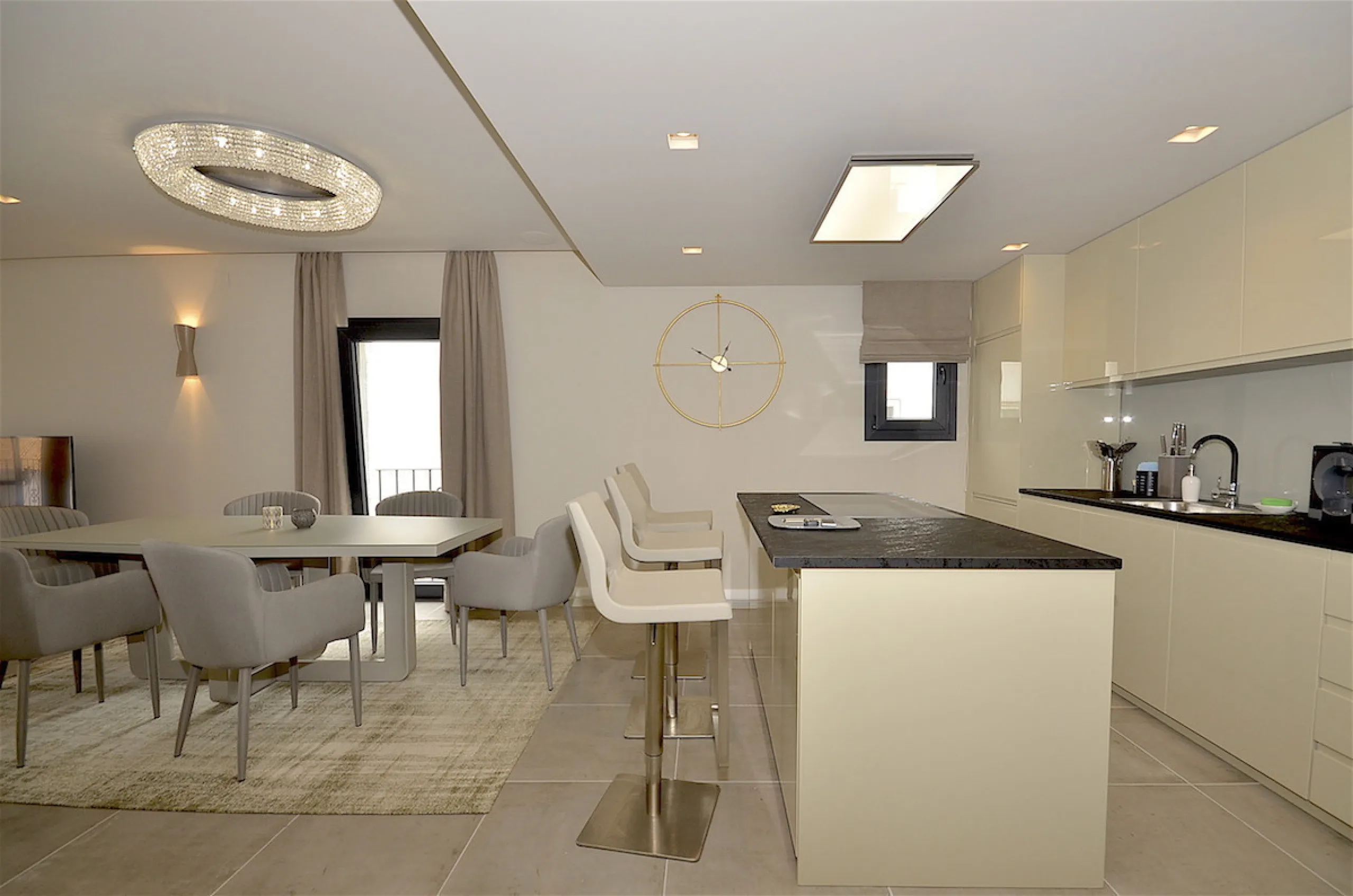 This is a simply beautiful apartment in the fashionable Marina of Puerto Banus with views over the harbour. Completely reformed to a very high standard, it comprises 2 spacious bedrooms, the Master having an ensuite bathroom and another guest bathroom, a 