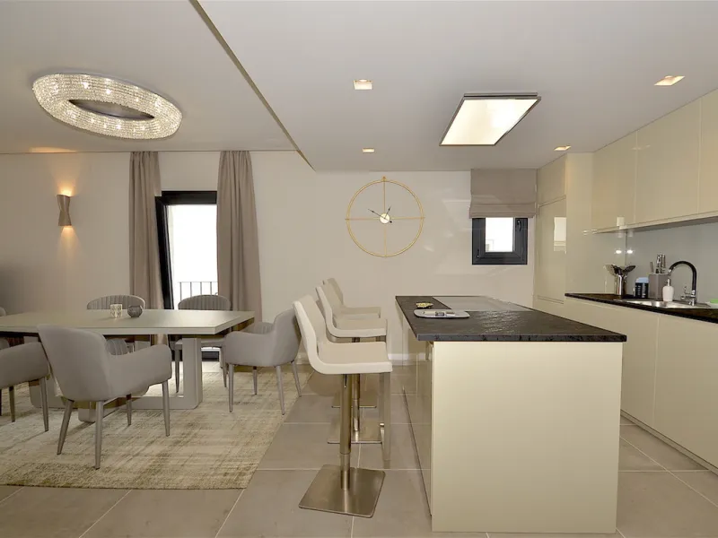 This is a simply beautiful apartment in the fashionable Marina of Puerto Banus with views over the harbour. Completely reformed to a very high standard, it comprises 2 spacious bedrooms, the Master having an ensuite bathroom and another guest bathroom, a 